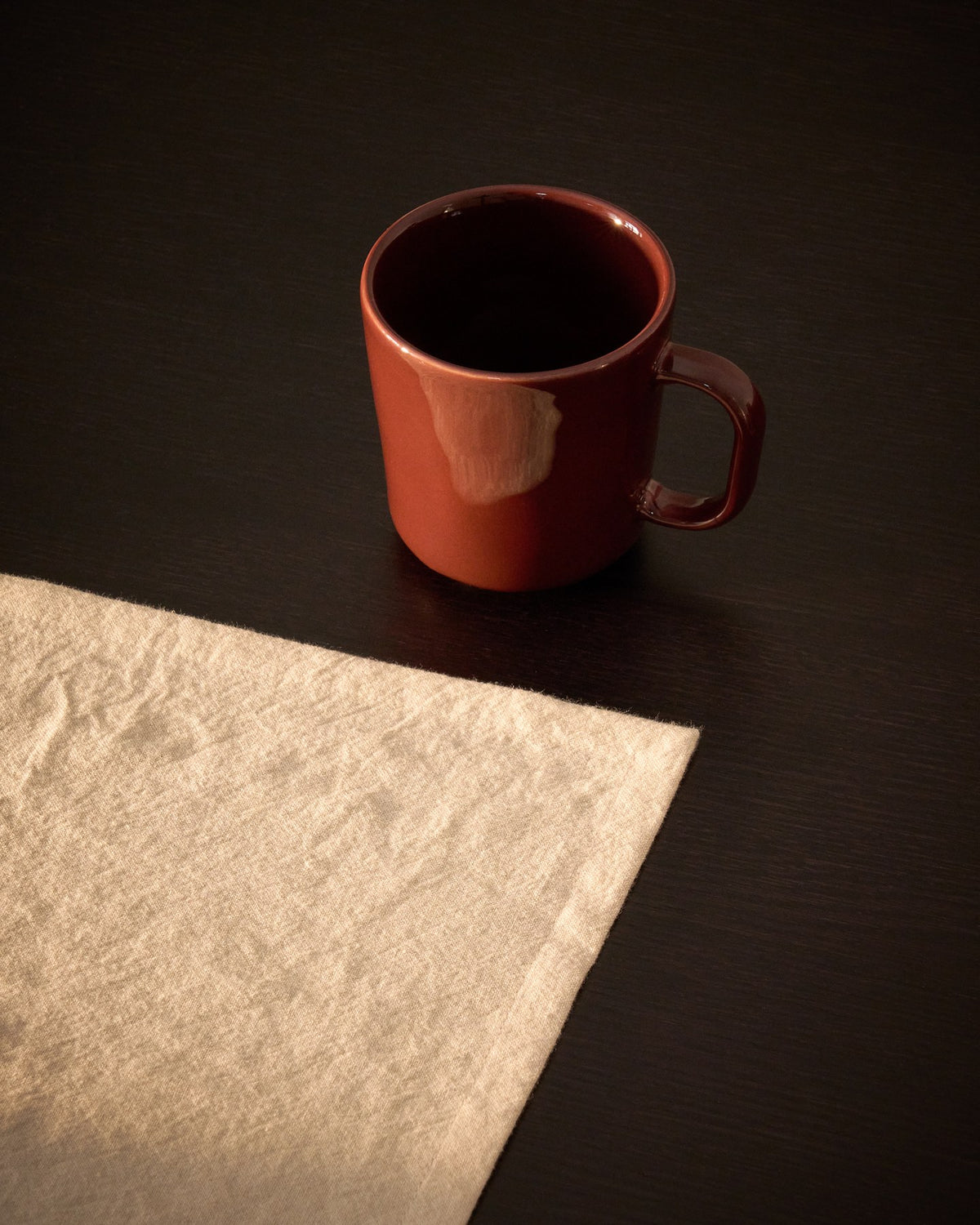 Burgunderrote Tasse aus glänzender Keramik mit schlichter Form, Grösse 24x12x10 cm, hergestellt in Portugal.