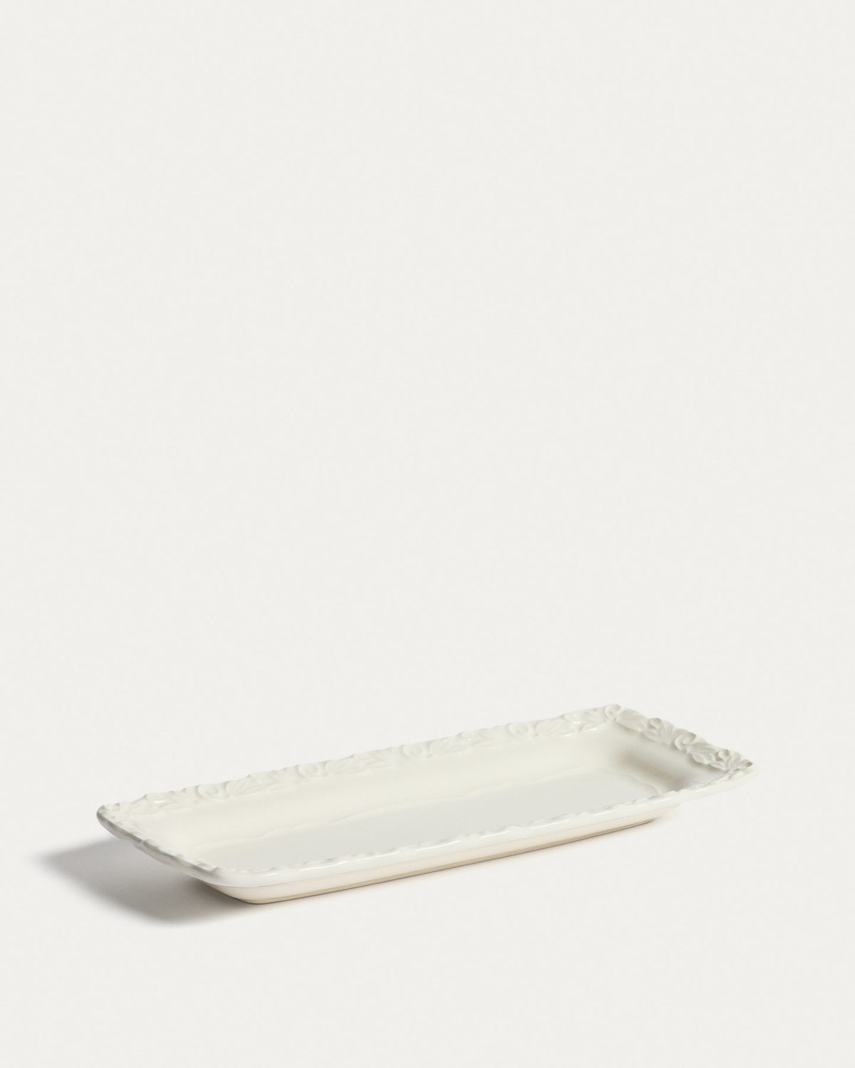 Keramik-Tablett in Beige und Weiss mit dezentem Reliefmuster, glatte Oberfläche, misst 34 x 30 x 10 cm.