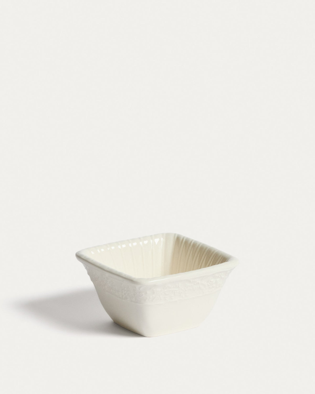 Kleine beige Keramikschale Varla mit dezentem Relief, aus 100% Keramik gefertigt, hergestellt in Portugal.