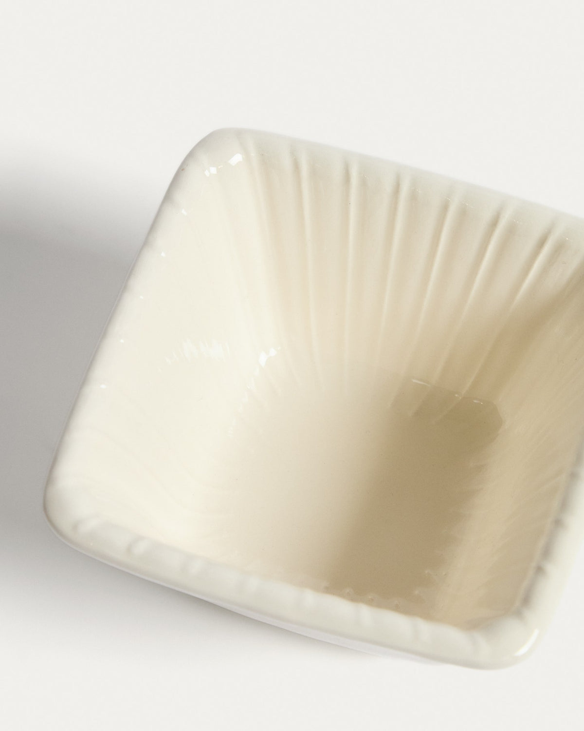 Kleine beige Keramikschale Varla mit dezentem Relief, aus 100% Keramik gefertigt, hergestellt in Portugal.