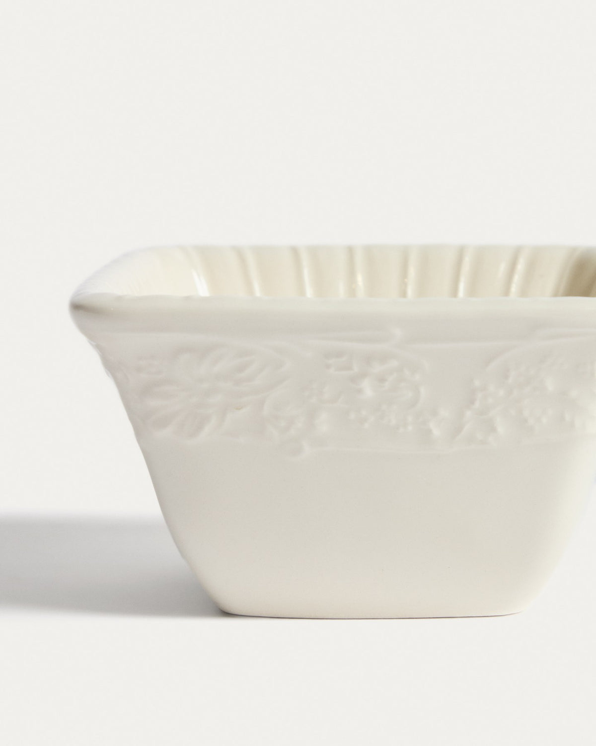 Kleine beige Keramikschale Varla mit dezentem Relief, aus 100% Keramik gefertigt, hergestellt in Portugal.