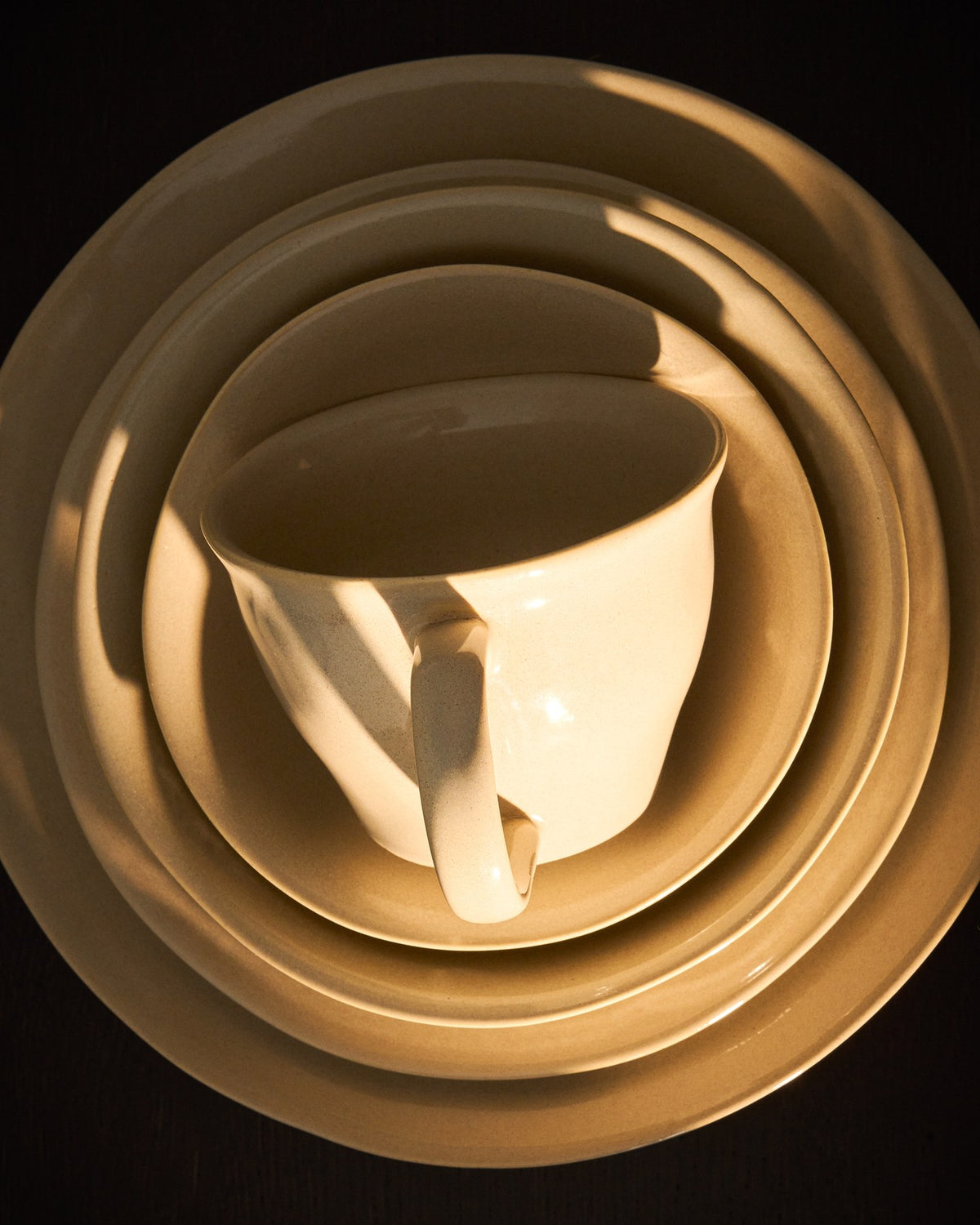 Runde Keramikschale in Elfenbeinfarben mit glänzender Oberfläche, Durchmesser 21 cm und Höhe 16 cm, von Kave Home.