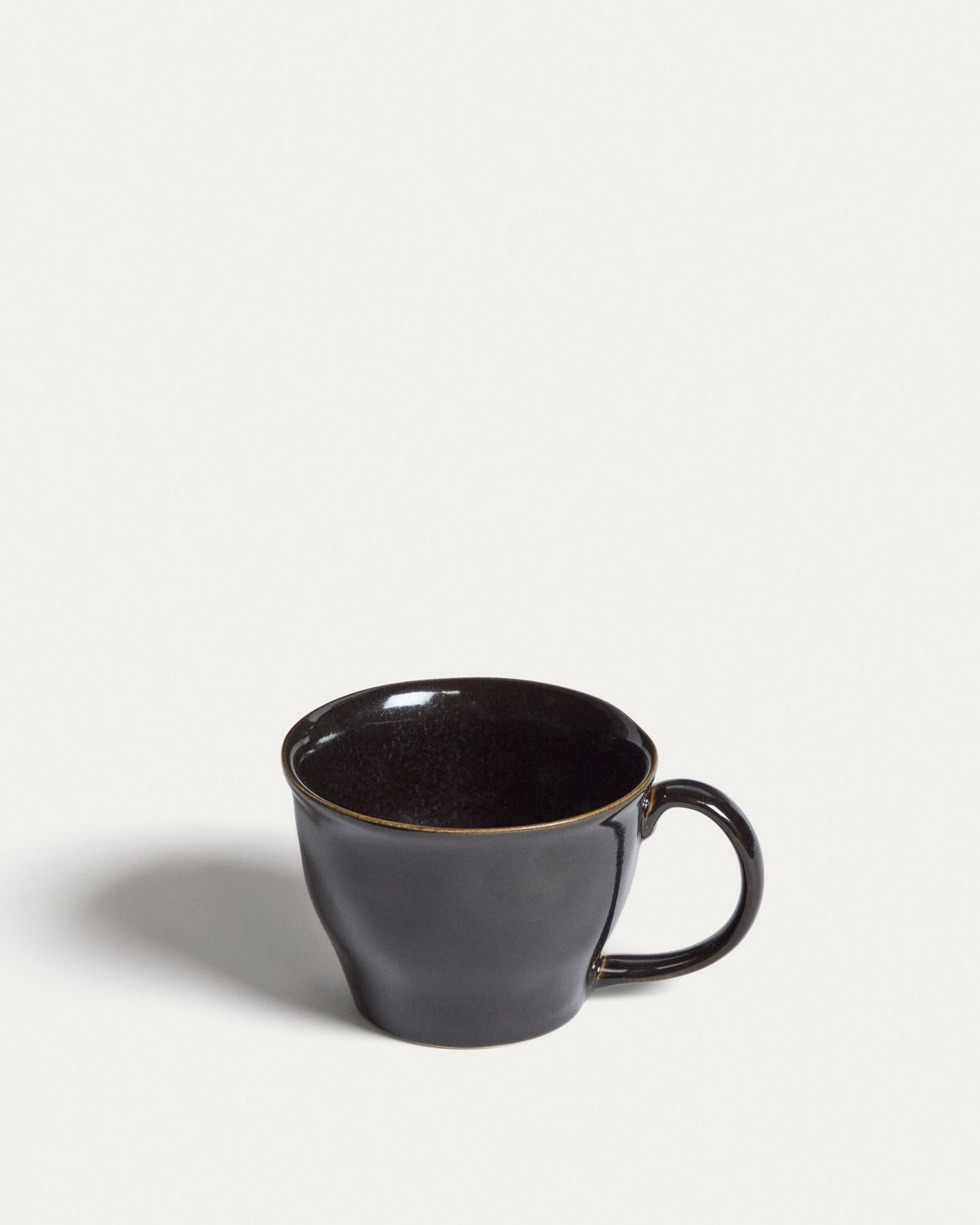 Dunkelbraune Keramiktasse mit glänzender Oberfläche, rundem Korpus, Durchmesser 21 cm und Höhe 16 cm, aus der Kategorie Schale.
