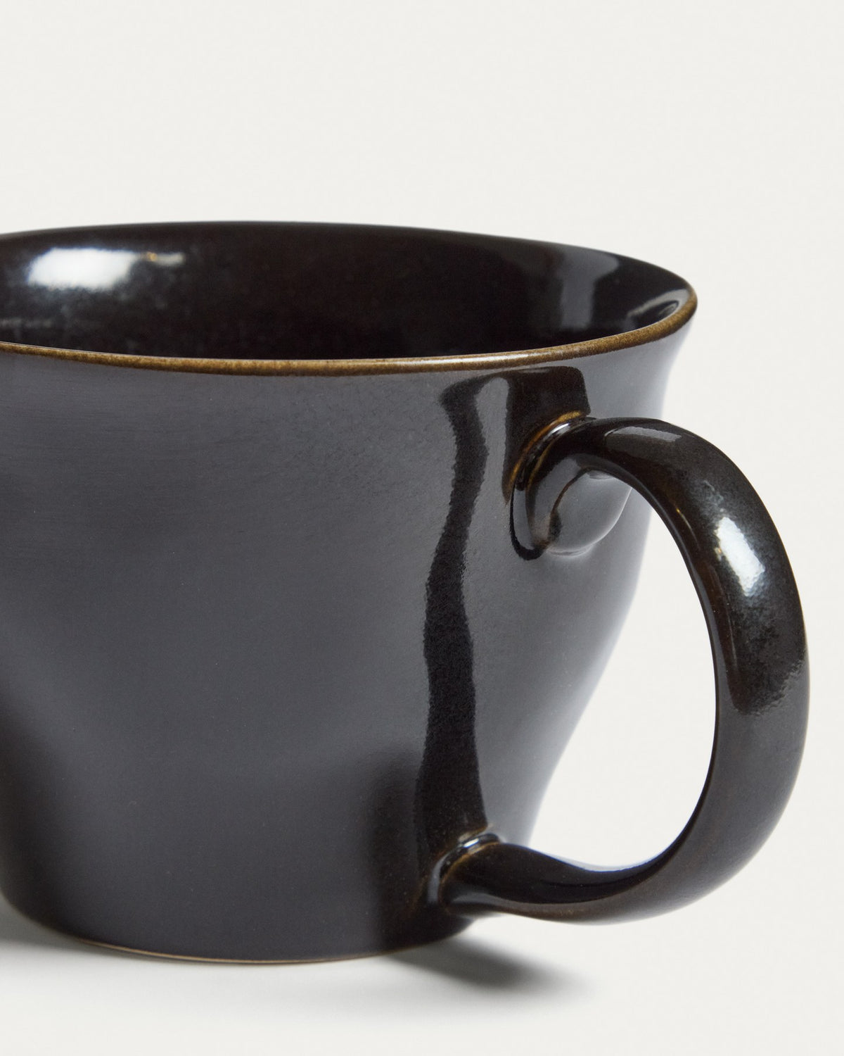 Dunkelbraune Keramiktasse mit glänzender Oberfläche, rundem Korpus, Durchmesser 21 cm und Höhe 16 cm, aus der Kategorie Schale.