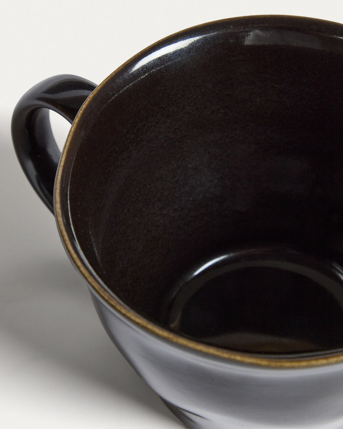 Dunkelbraune Keramiktasse mit glänzender Oberfläche, rundem Korpus, Durchmesser 21 cm und Höhe 16 cm, aus der Kategorie Schale.