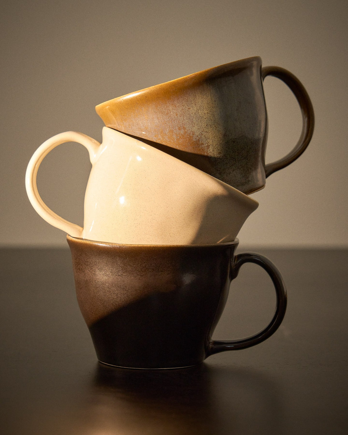 Dunkelbraune Keramiktasse mit glänzender Oberfläche, rundem Korpus, Durchmesser 21 cm und Höhe 16 cm, aus der Kategorie Schale.