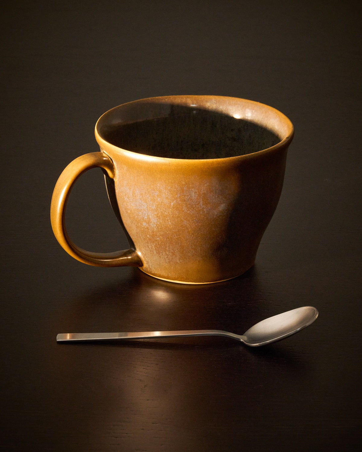 Moosgrüne Keramik-Tasse Aderno von Kave Home, glänzende Oberfläche, Masse 29x18x14 cm, Gewicht 0.28 kg.