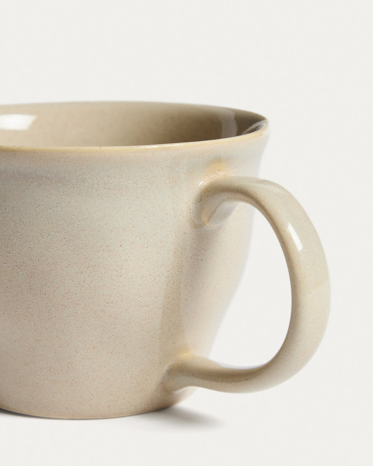 Elfenbeinfarbene Tasse aus Keramik mit glänzender Oberfläche, schlichter Form, Teil der Aderno-Kollektion von Kave Home.