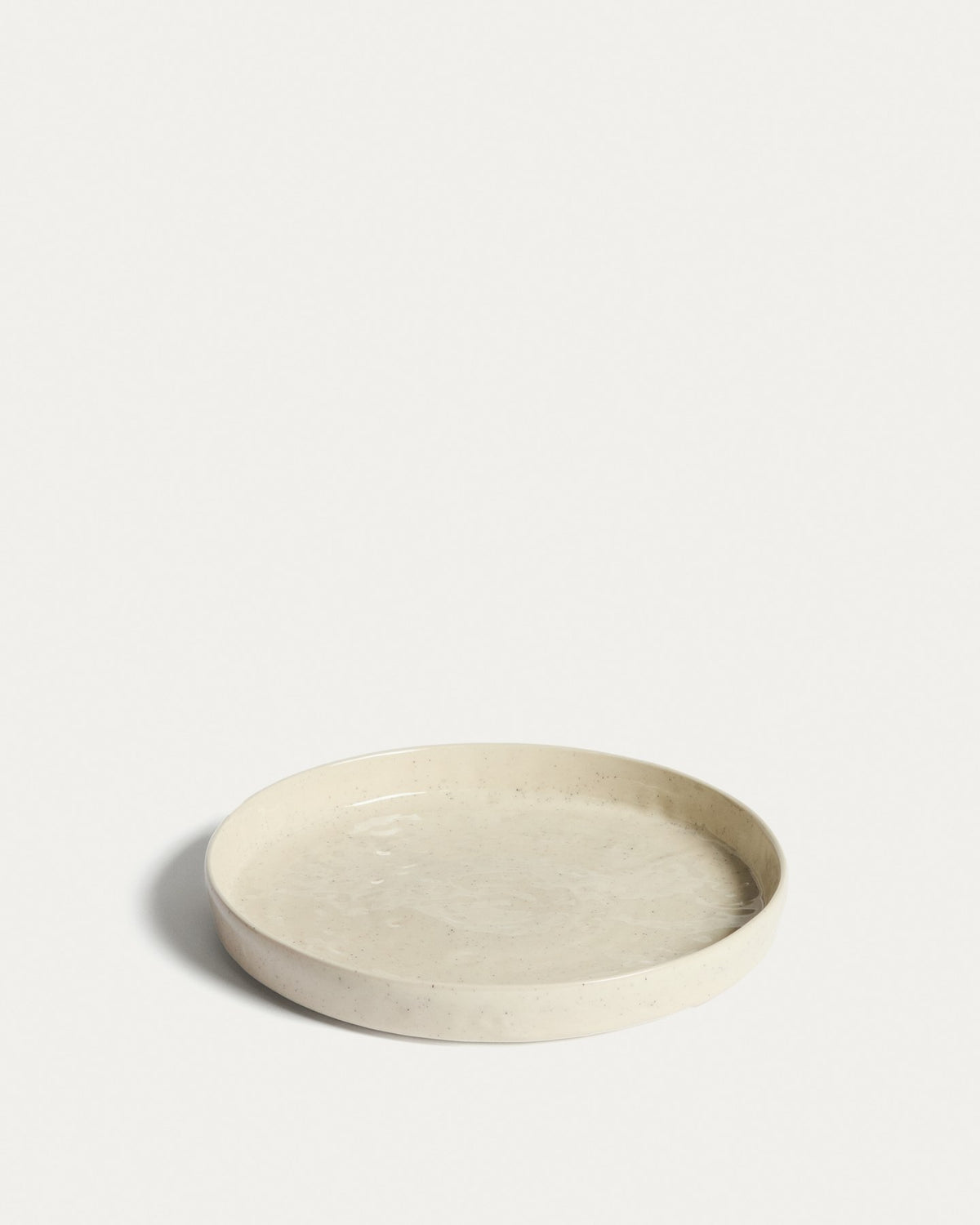 Runder Dessertteller aus Keramik in Écru, weiss-beige, mit schlichter Form und leichten Farbvariationen durch reaktive Glasur.