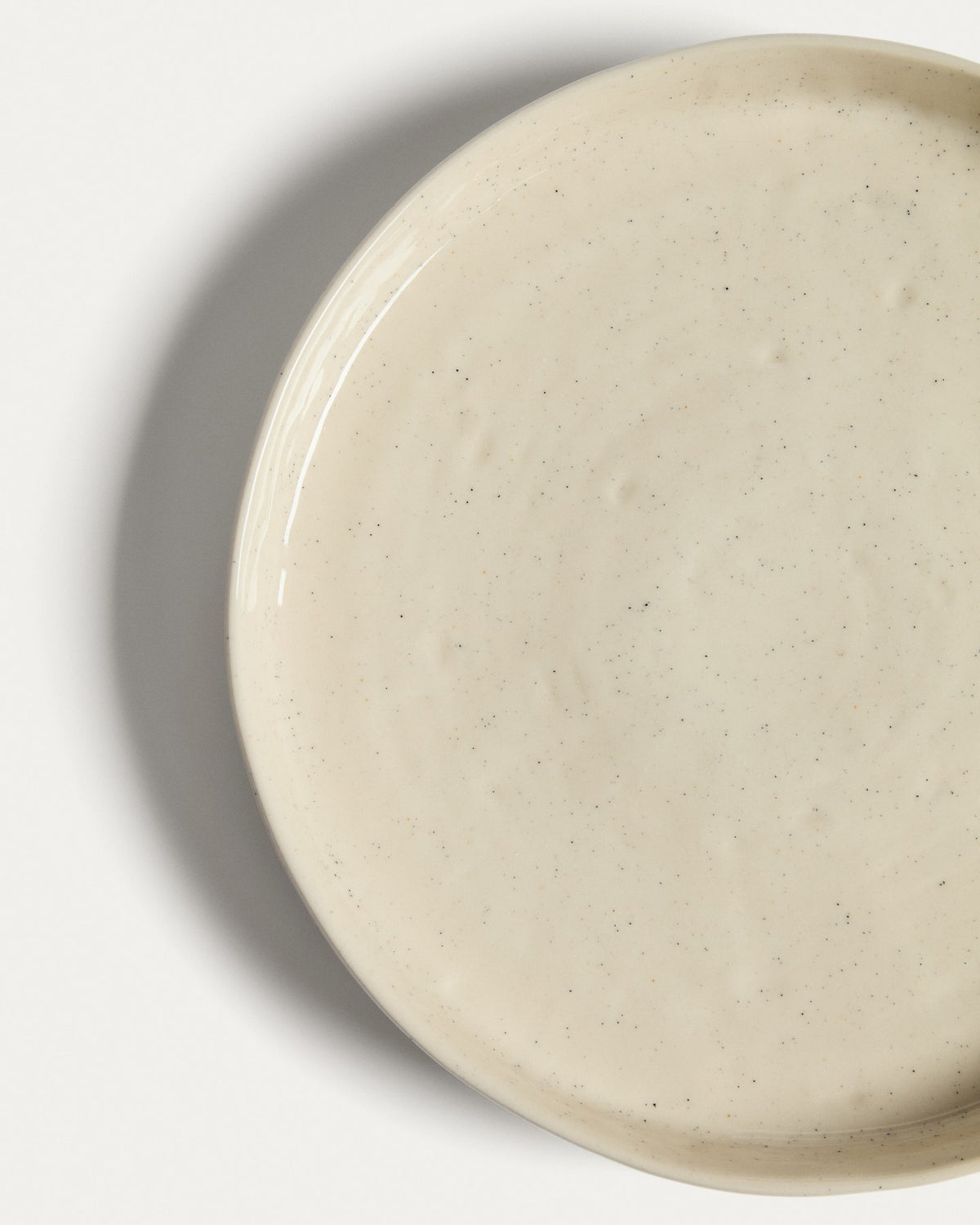 Runder Dessertteller aus Keramik in Écru, weiss-beige, mit schlichter Form und leichten Farbvariationen durch reaktive Glasur.