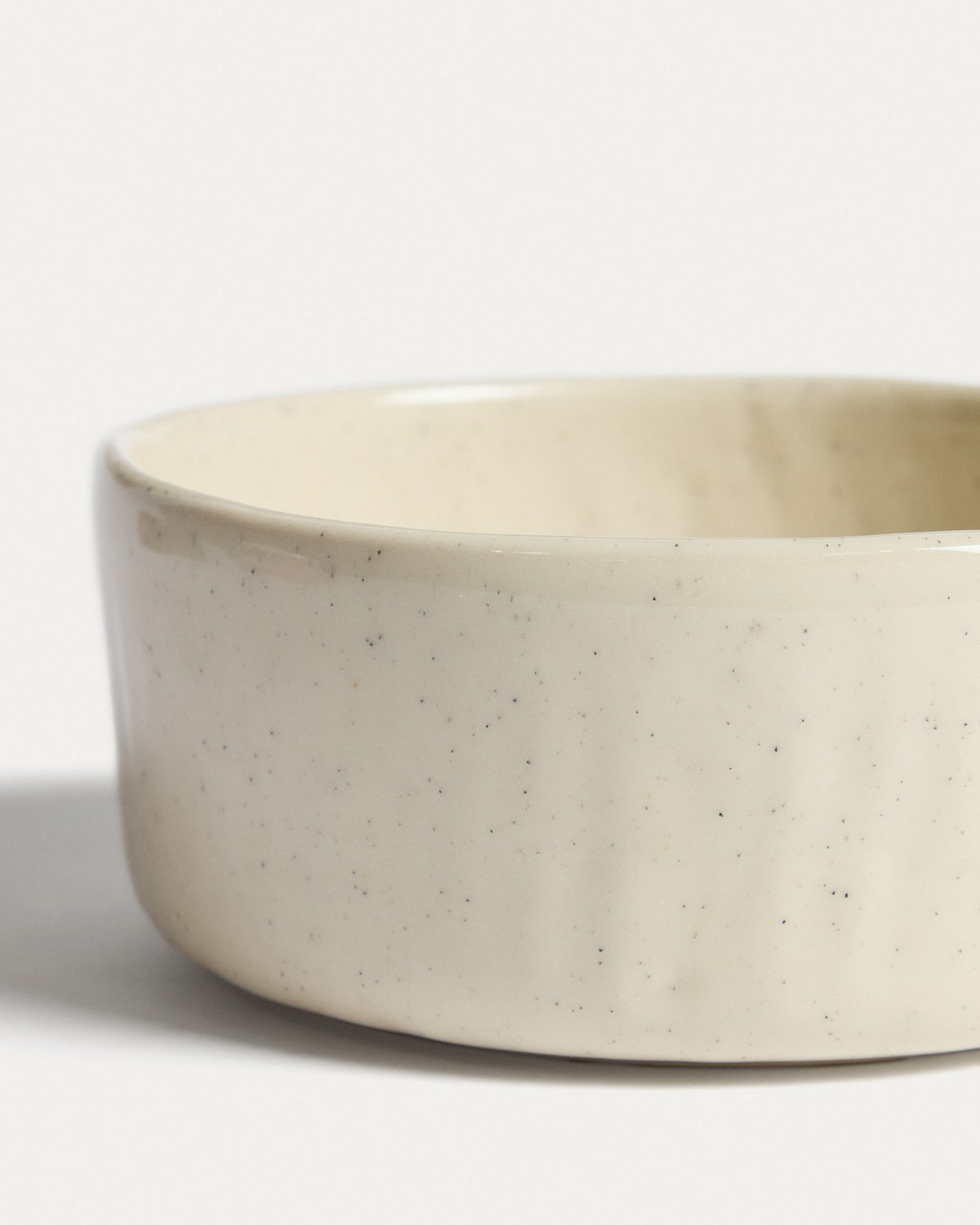 Runde Keramikschale der Serie Daner in écru mit glänzender Oberfläche, Durchmesser 15 cm, Höhe 6.5 cm, Weiss-Beige-Farbverlauf durch reaktive Glasur.