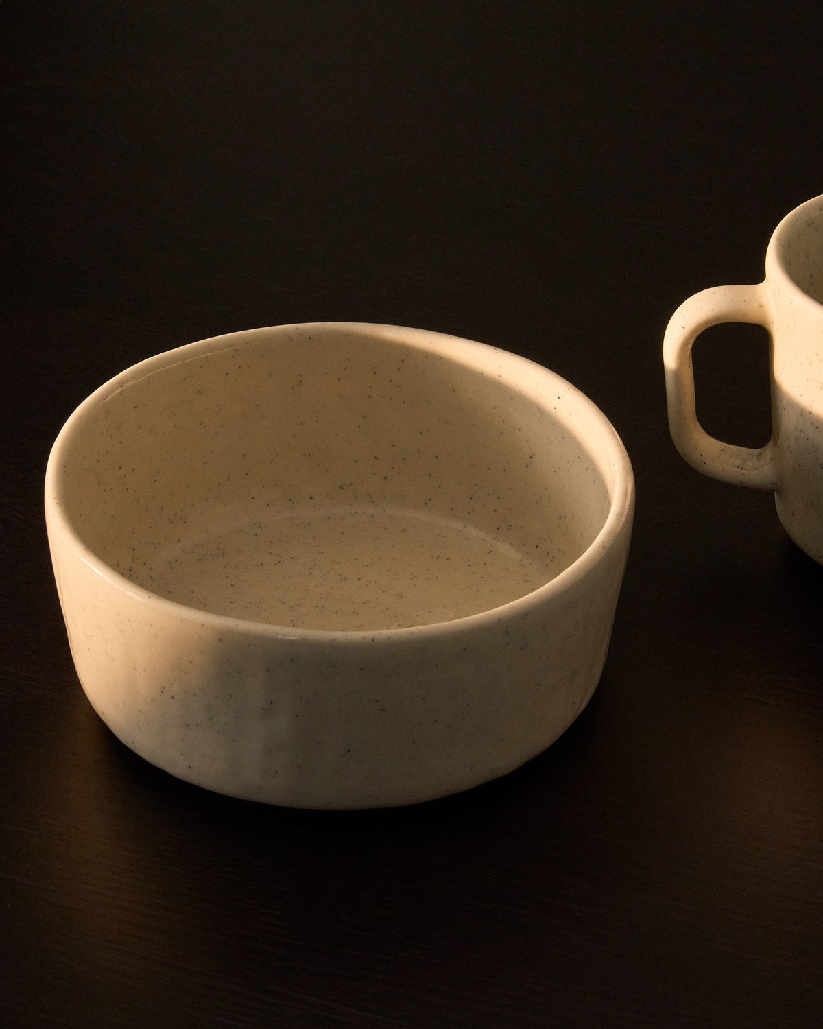 Runde Keramikschale der Serie Daner in écru mit glänzender Oberfläche, Durchmesser 15 cm, Höhe 6.5 cm, Weiss-Beige-Farbverlauf durch reaktive Glasur.
