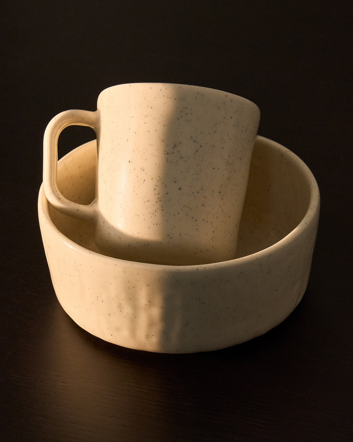 Runde Keramikschale der Serie Daner in écru mit glänzender Oberfläche, Durchmesser 15 cm, Höhe 6.5 cm, Weiss-Beige-Farbverlauf durch reaktive Glasur.