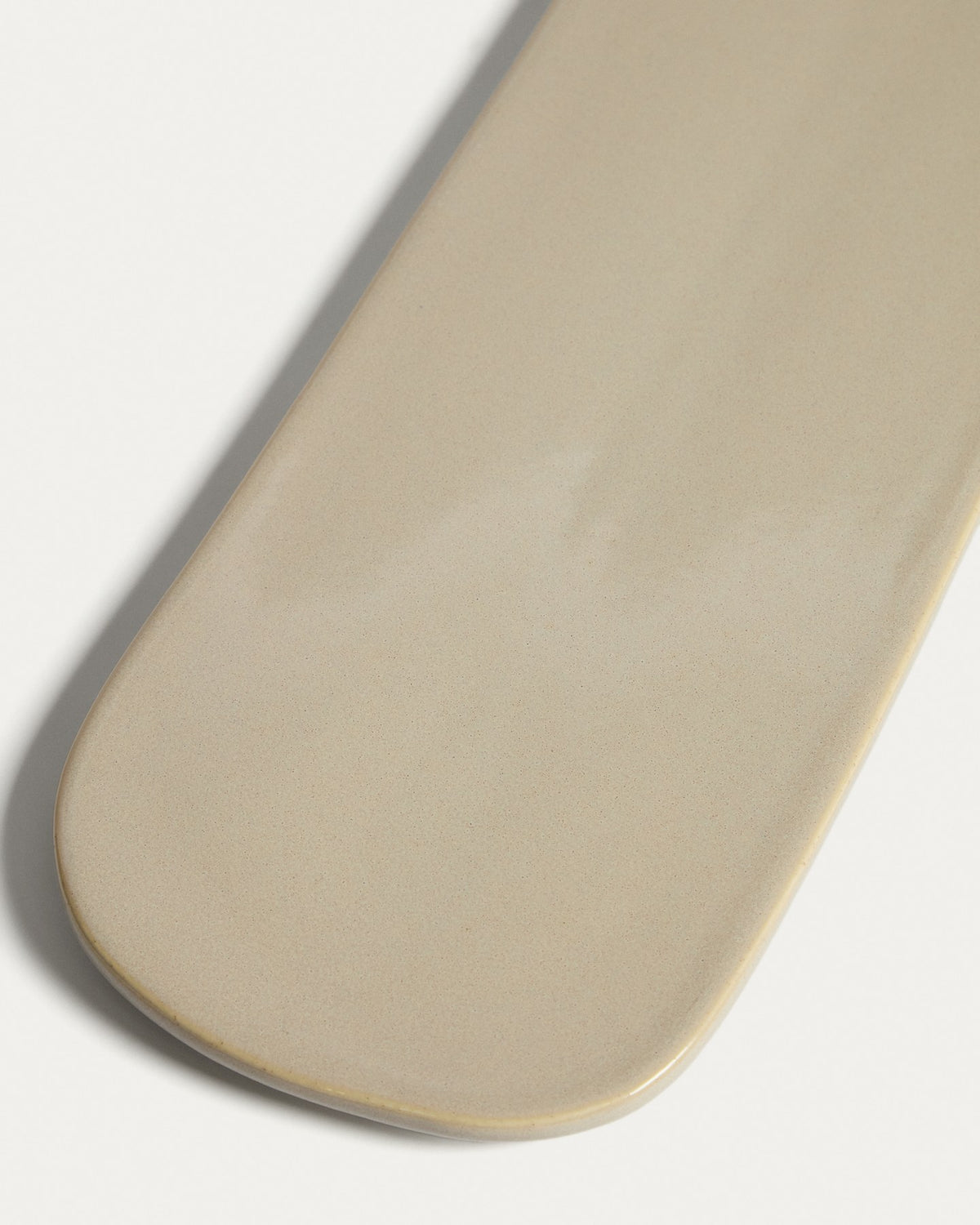 Elfenbeinfarbenes Servierbrett aus Keramik der Kollektion Aderno von Kave Home, rechteckige Form mit leicht glänzender, reaktiver Glasuroberfläche.