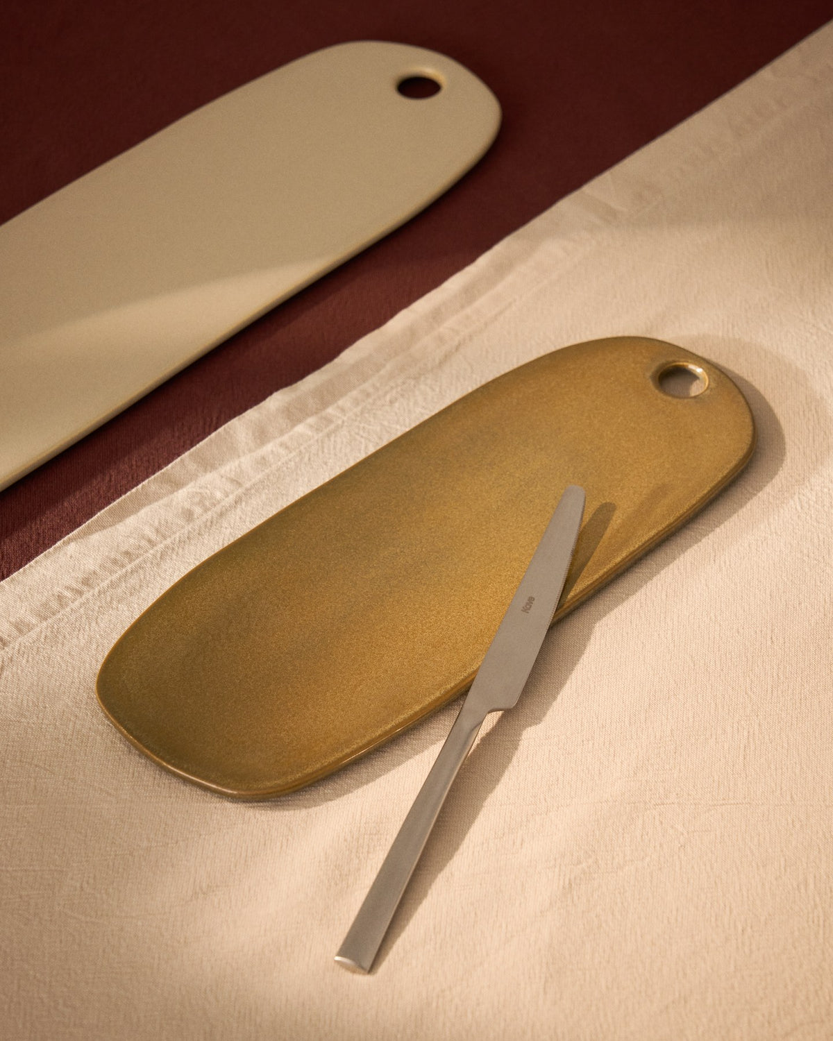 Moosgrünes Servierbrett aus glänzender Keramik, rechteckige Form, 29 x 11,5 cm, von Kave Home, hergestellt in Portugal.