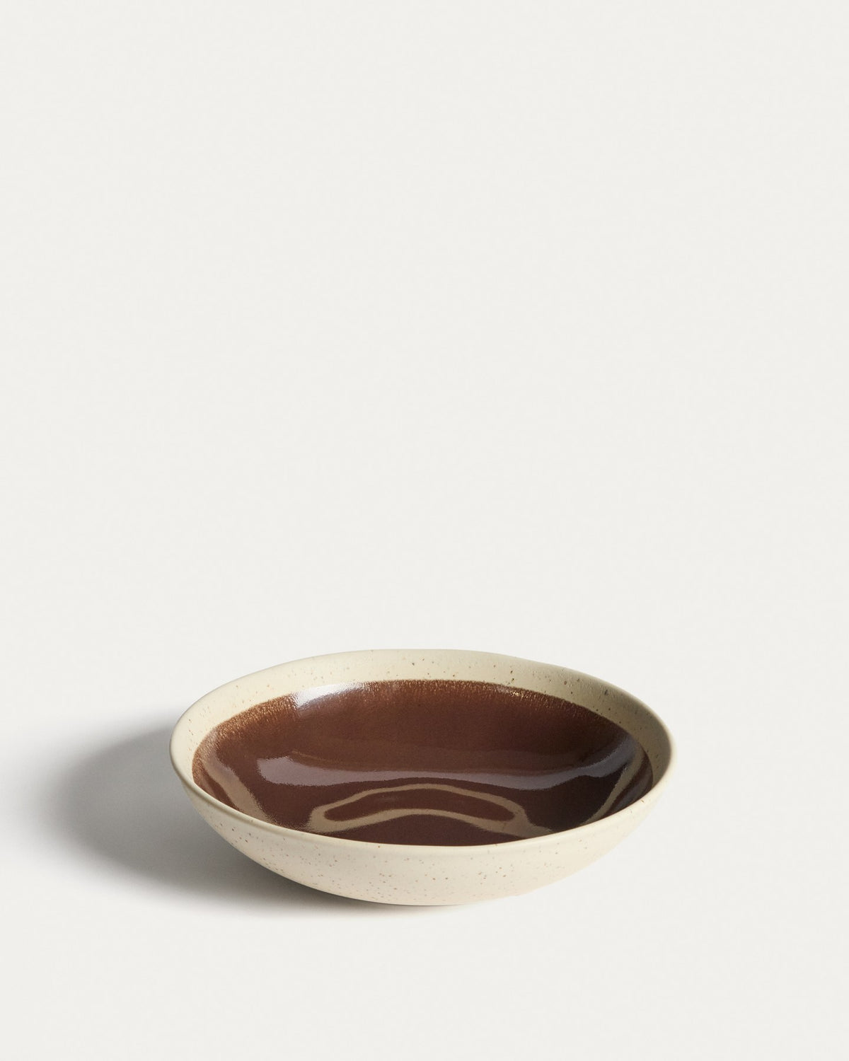 Tiefer Teller Nale aus Keramik in Beige mit braunem Boden, glänzende Oberfläche, runde Form, Hersteller Kave Home.