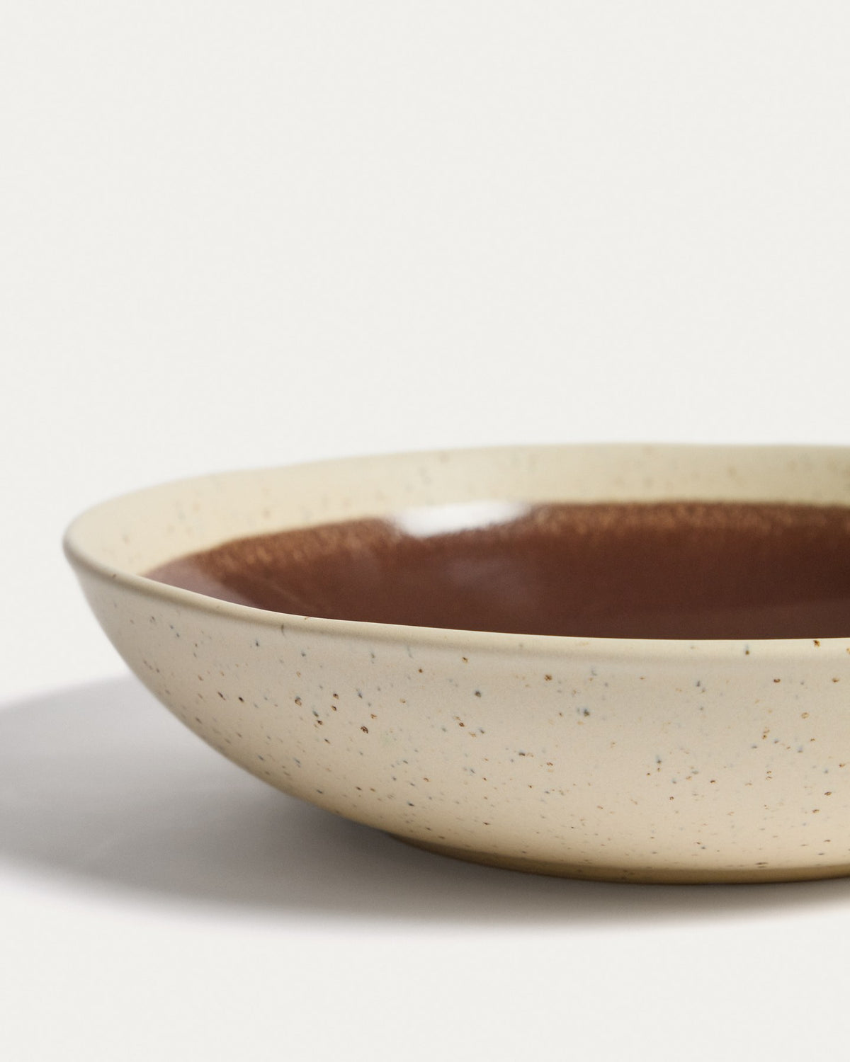 Tiefer Teller Nale aus Keramik in Beige mit braunem Boden, glänzende Oberfläche, runde Form, Hersteller Kave Home.