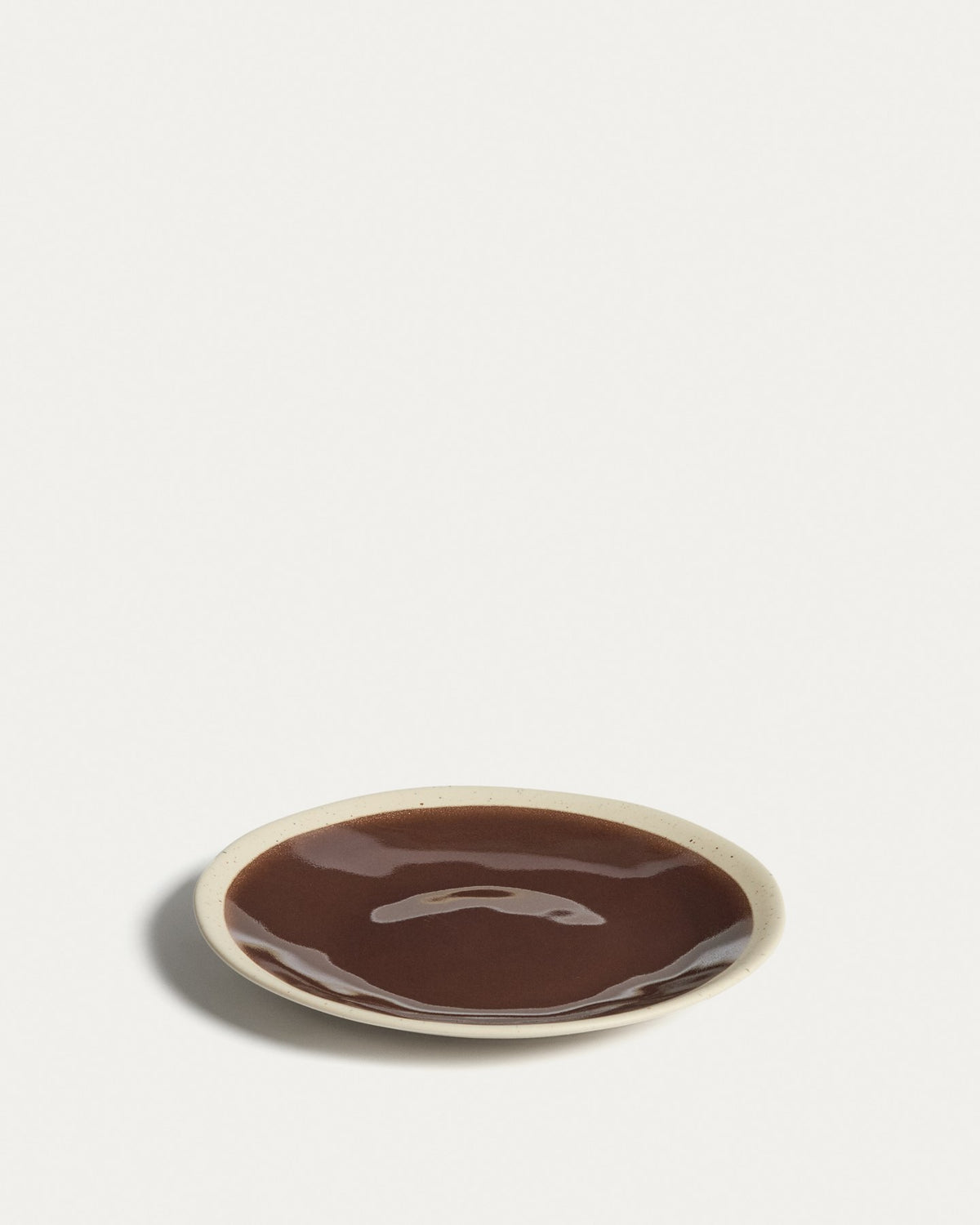 Runder Dessertteller aus Keramik in Beige mit braunem Boden, glänzende Oberfläche, Durchmesser 23 cm, Höhe 3 cm, von Kave Home.