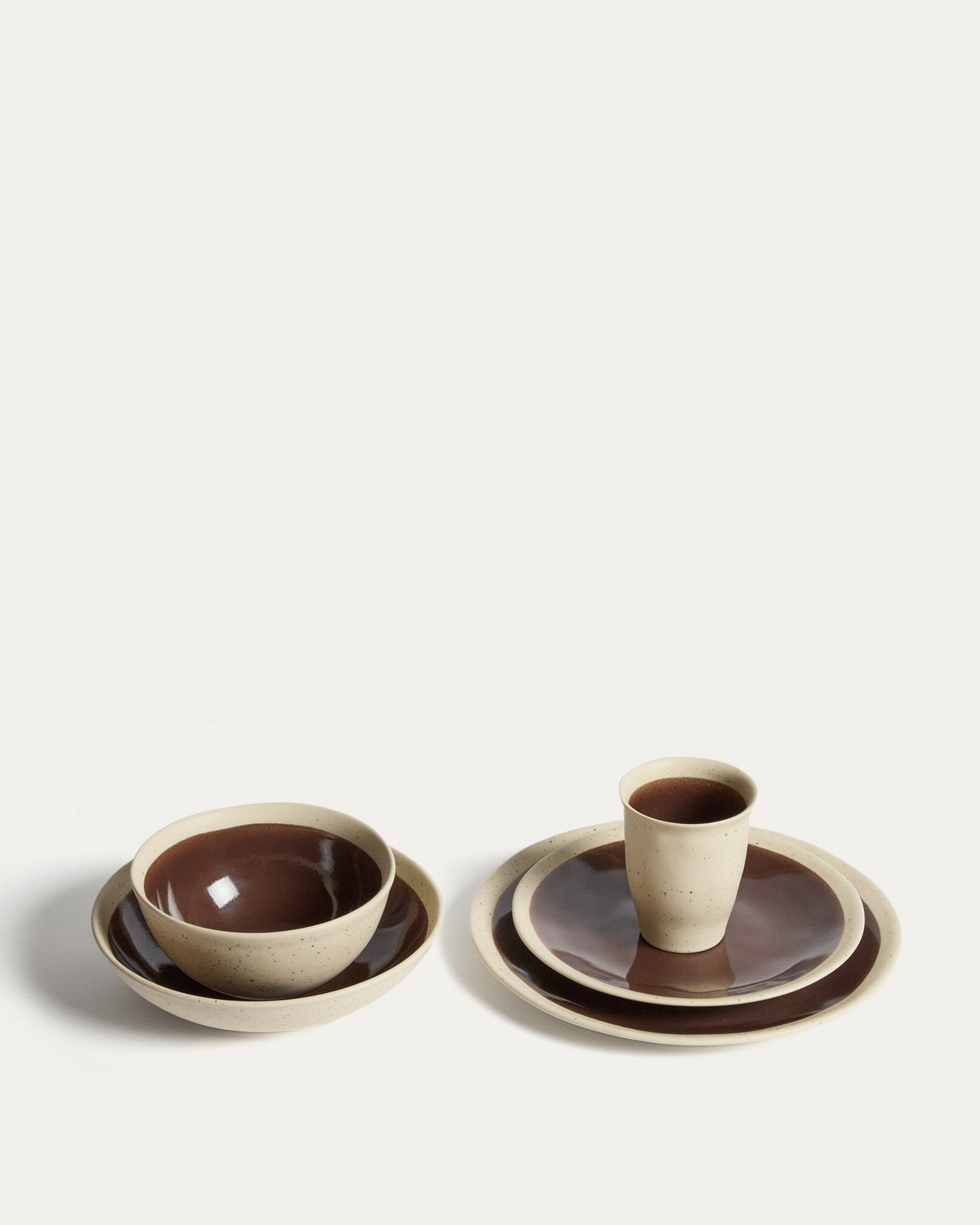 Runder Dessertteller aus Keramik in Beige mit braunem Boden, glänzende Oberfläche, Durchmesser 23 cm, Höhe 3 cm, von Kave Home.