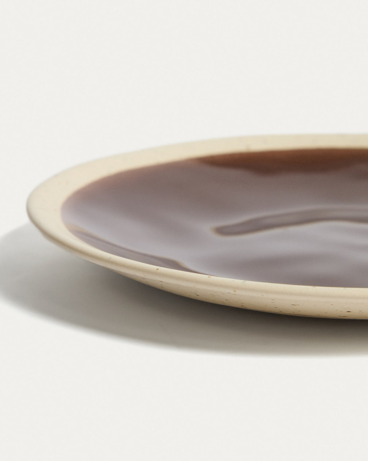 Runder Dessertteller aus Keramik in Beige mit braunem Boden, glänzende Oberfläche, Durchmesser 23 cm, Höhe 3 cm, von Kave Home.