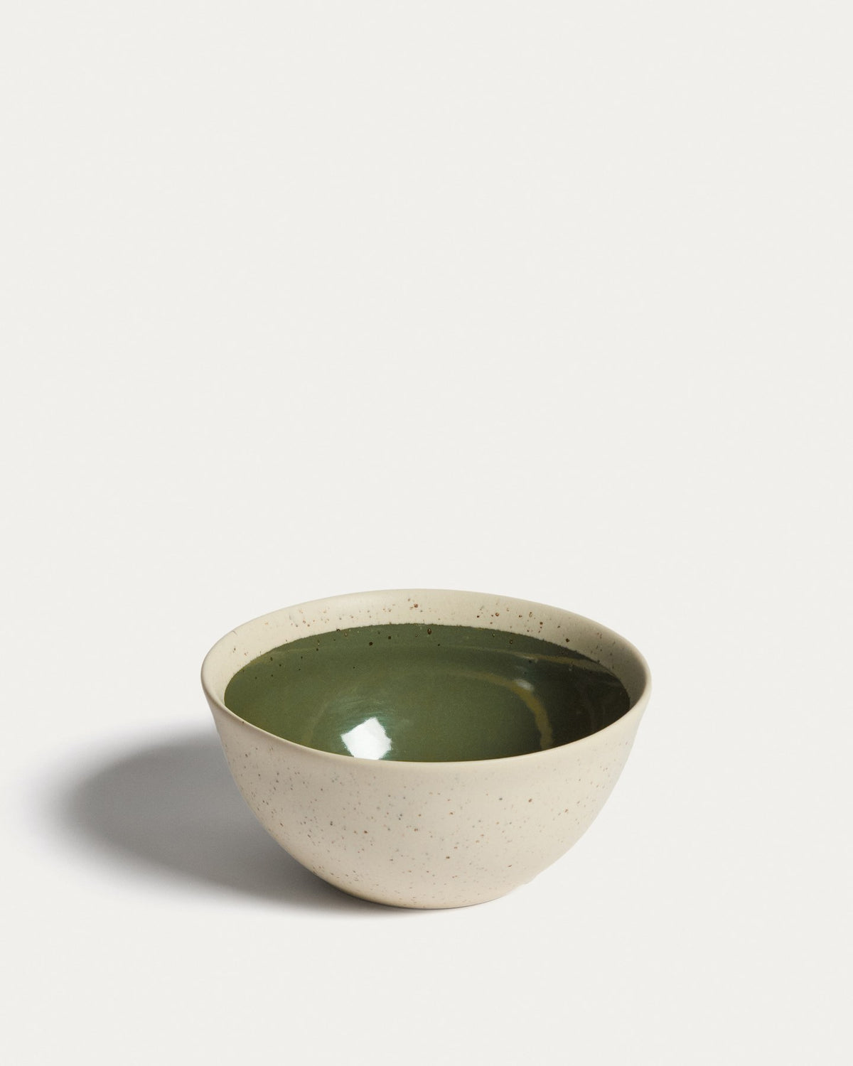 Keramikschale Nale von Kave Home in Beige mit glänzendem grünem Boden, schlichte runde Form, Durchmesser 17 cm, Höhe 7.5 cm