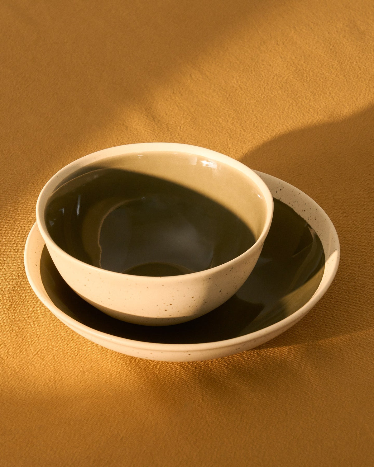 Keramikschale Nale von Kave Home in Beige mit glänzendem grünem Boden, schlichte runde Form, Durchmesser 17 cm, Höhe 7.5 cm