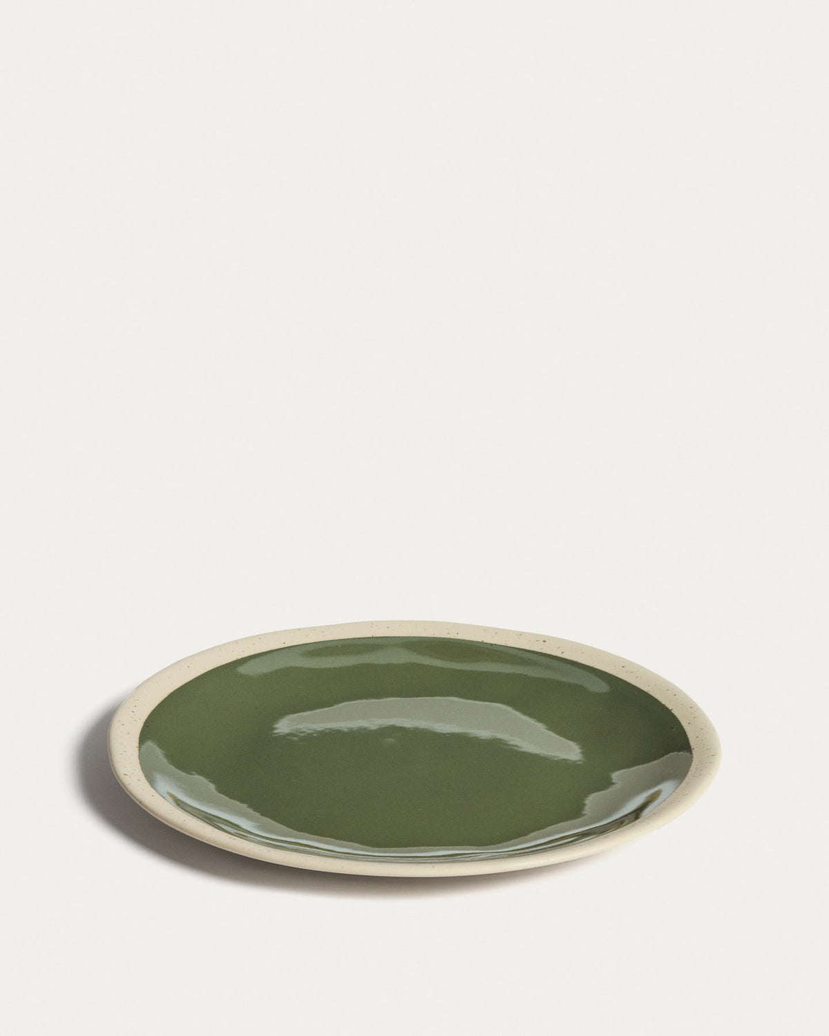 Flacher Keramikteller Nale von Kave Home in Beige mit grünem Boden, glänzende Oberfläche, runde Form, Durchmesser 23 cm.