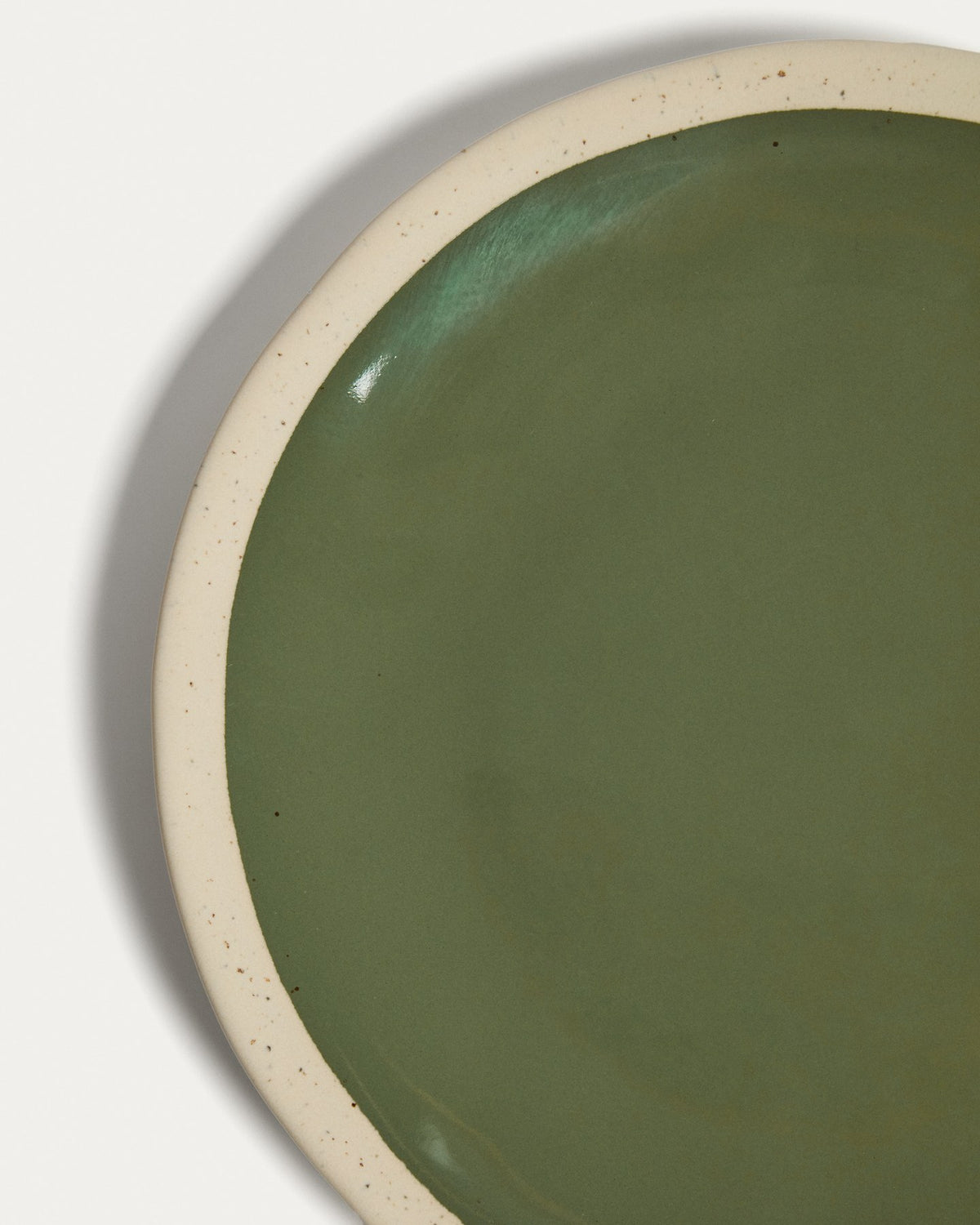 Flacher Keramikteller Nale von Kave Home in Beige mit grünem Boden, glänzende Oberfläche, runde Form, Durchmesser 23 cm.