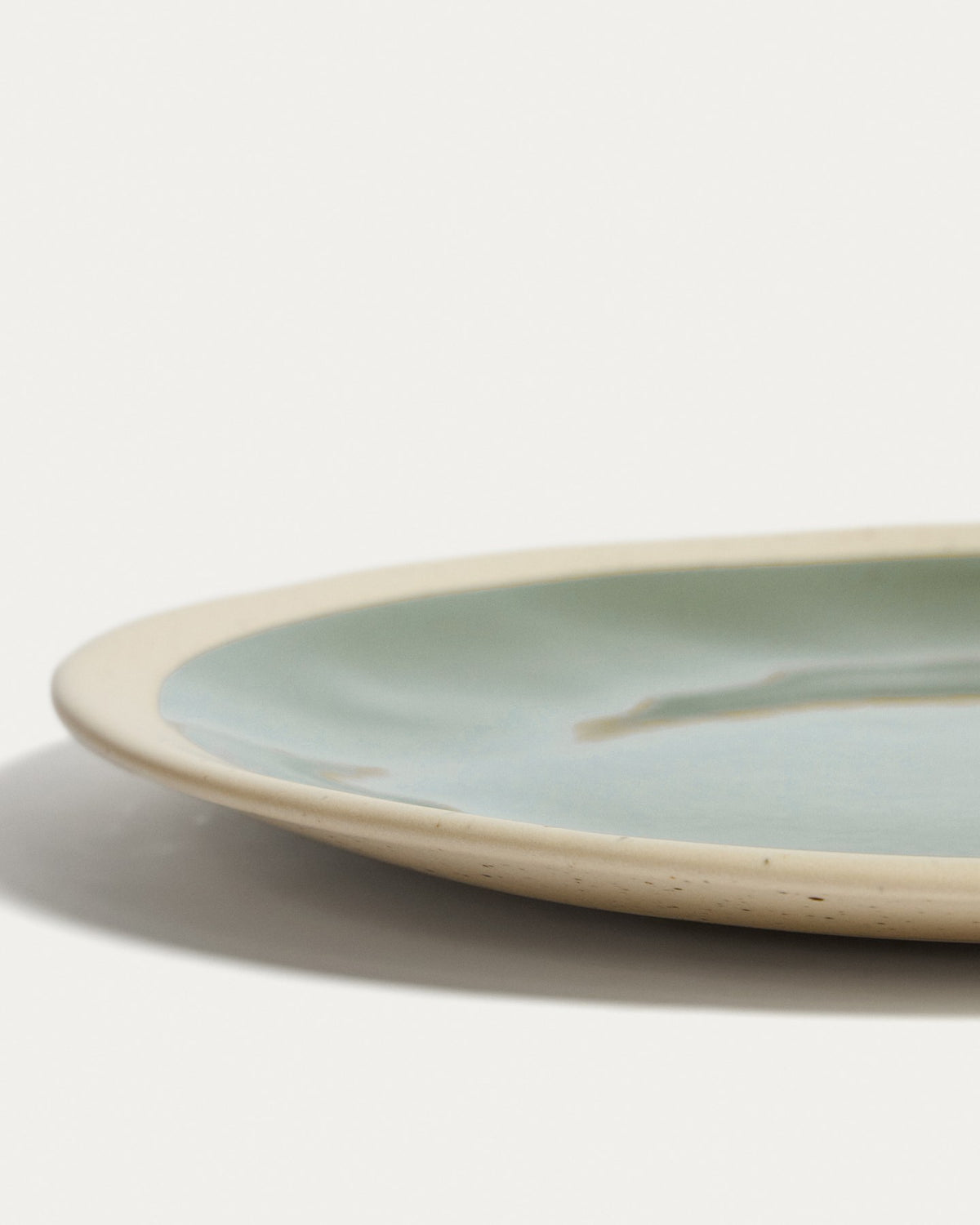Flacher Keramikteller Nale von Kave Home in Beige mit grünem Boden, glänzende Oberfläche, runde Form, Durchmesser 23 cm.