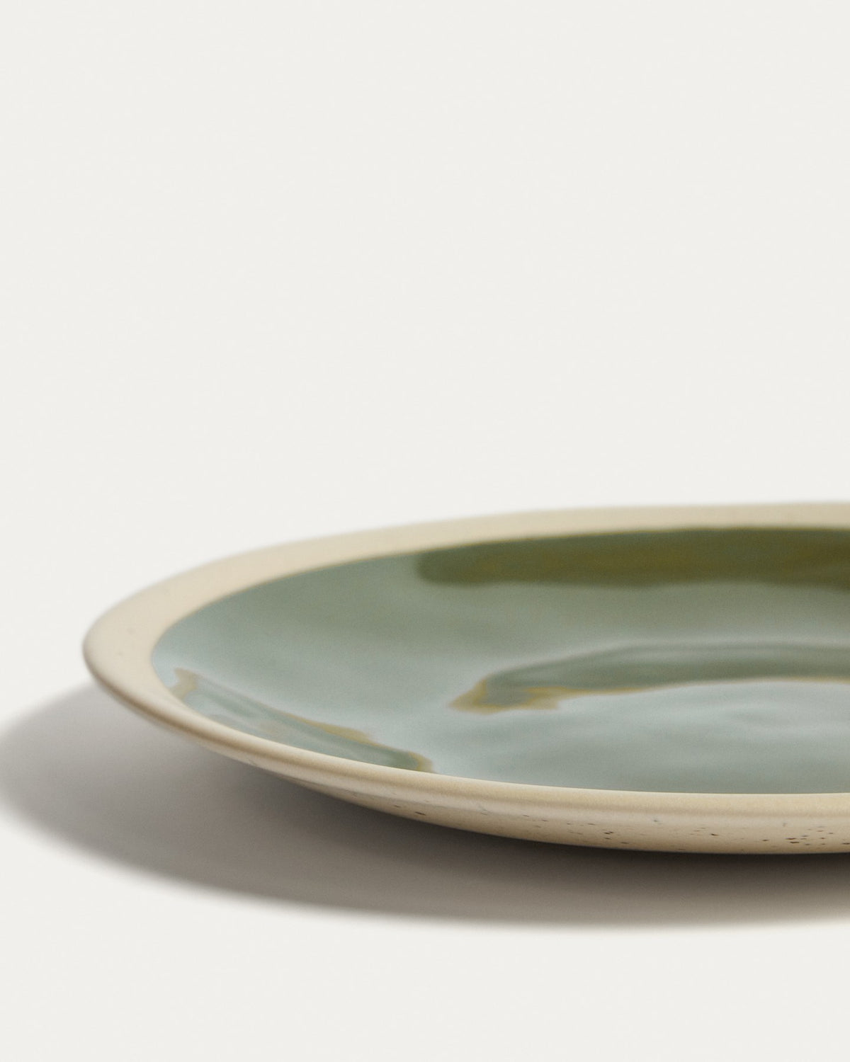 Runder Dessertteller aus Keramik in Beige mit grünem Boden, glänzende Oberfläche, Durchmesser 27.5 cm, Kollektion Nale von Kave Home.