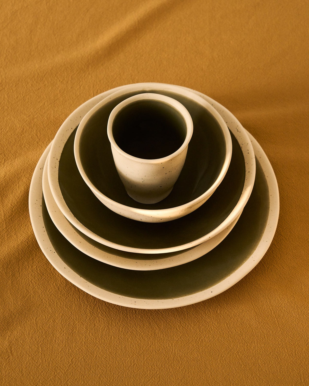 Runder Dessertteller aus Keramik in Beige mit grünem Boden, glänzende Oberfläche, Durchmesser 27.5 cm, Kollektion Nale von Kave Home.
