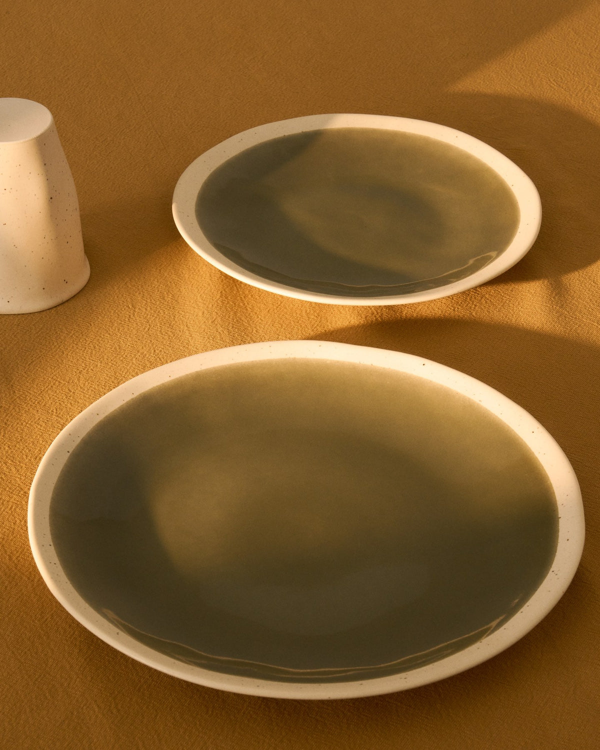 Runder Dessertteller aus Keramik in Beige mit grünem Boden, glänzende Oberfläche, Durchmesser 27.5 cm, Kollektion Nale von Kave Home.
