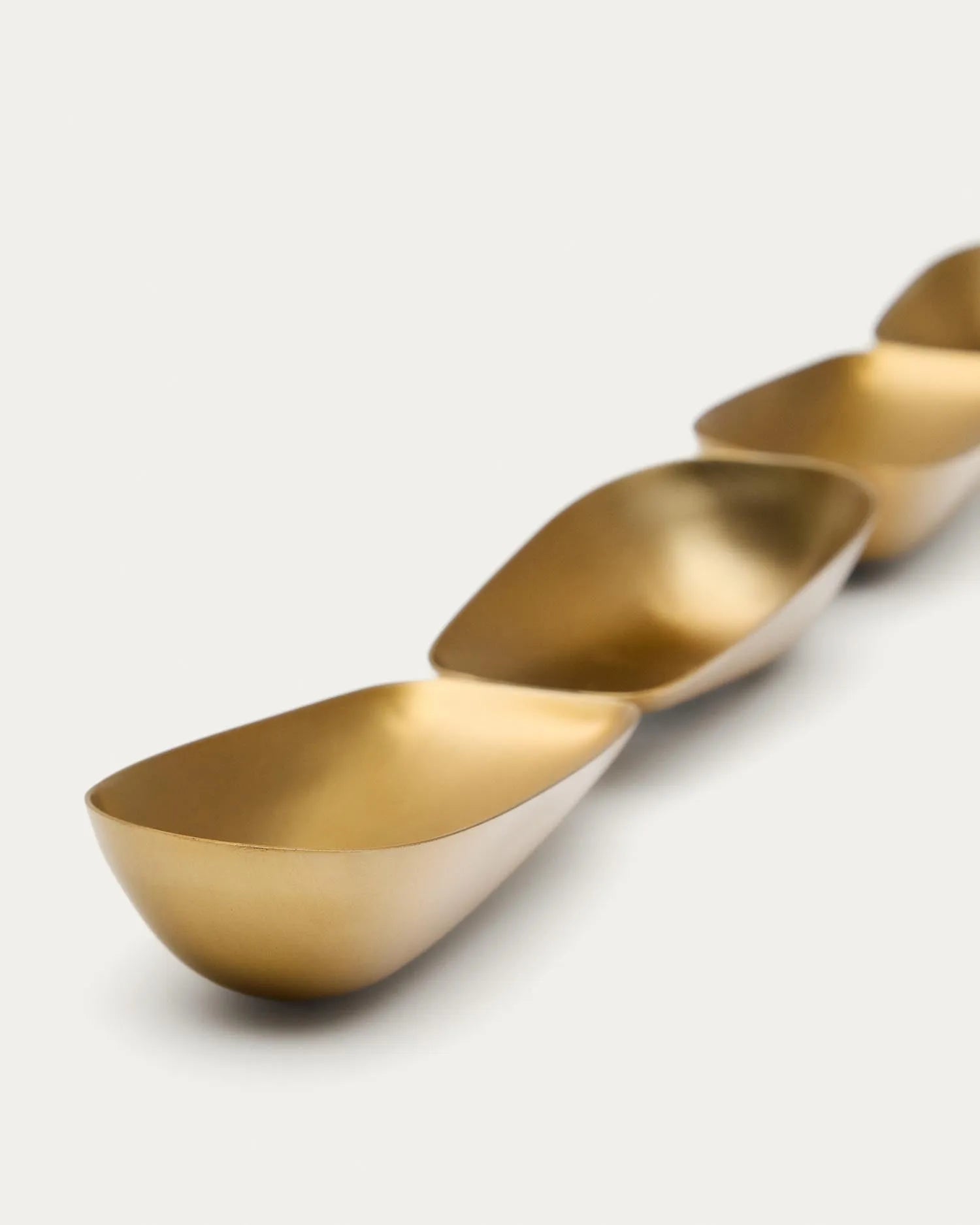 Elegante 4er-Set Schüsseln Aruc aus goldfarbenem Edelstahl, ideal für Salate und Suppen, vereinen Stil und Funktion.