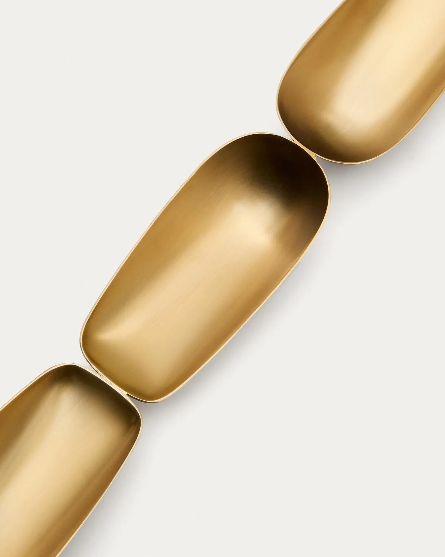Elegante, goldene Edelstahl-Schüsseln von Kave Home: Funktional, stilvoll und langlebig für jeden Anlass.