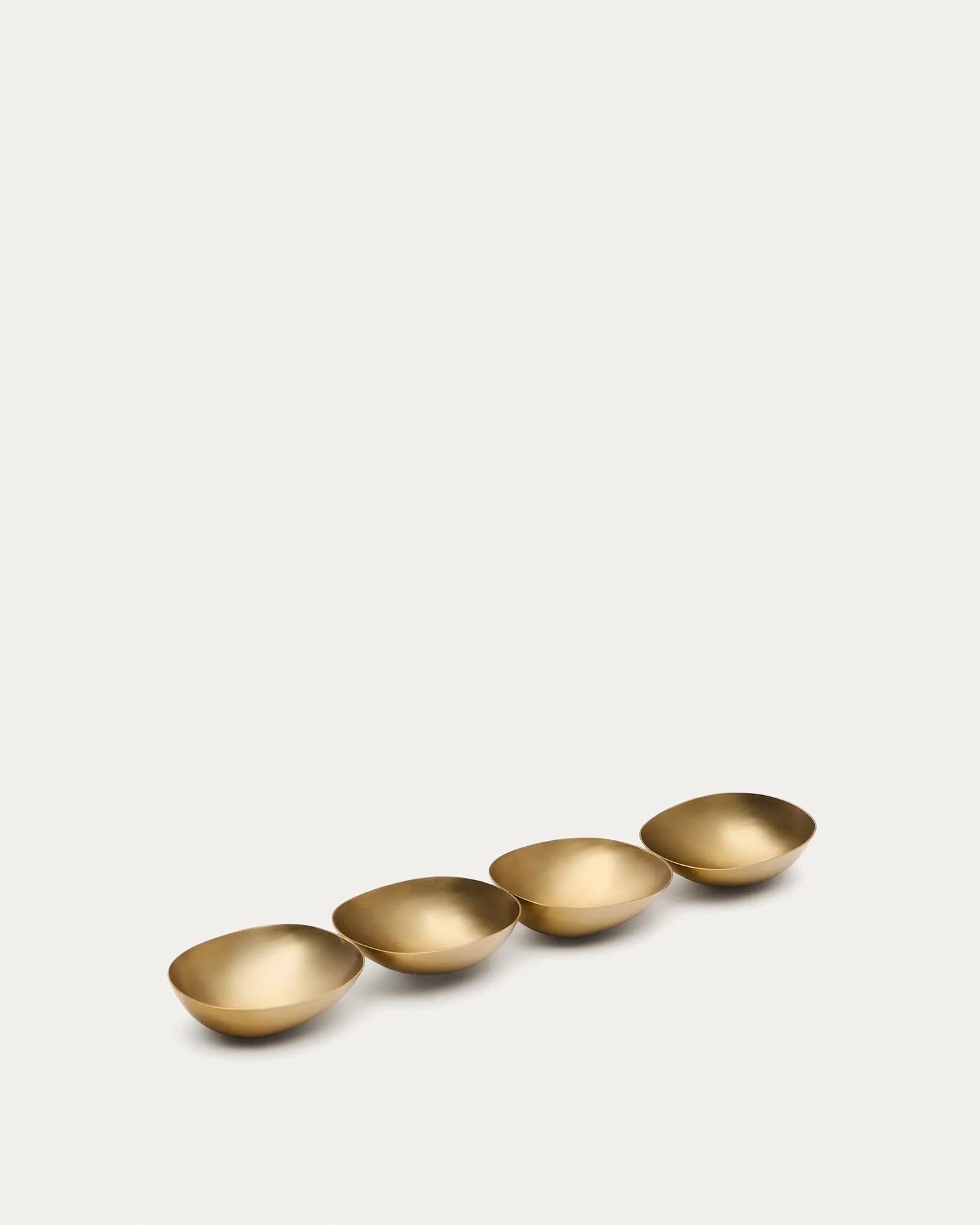 Elegante, goldene Edelstahl-Schüsseln von Kave Home: Funktional, stilvoll und langlebig für jeden Anlass.