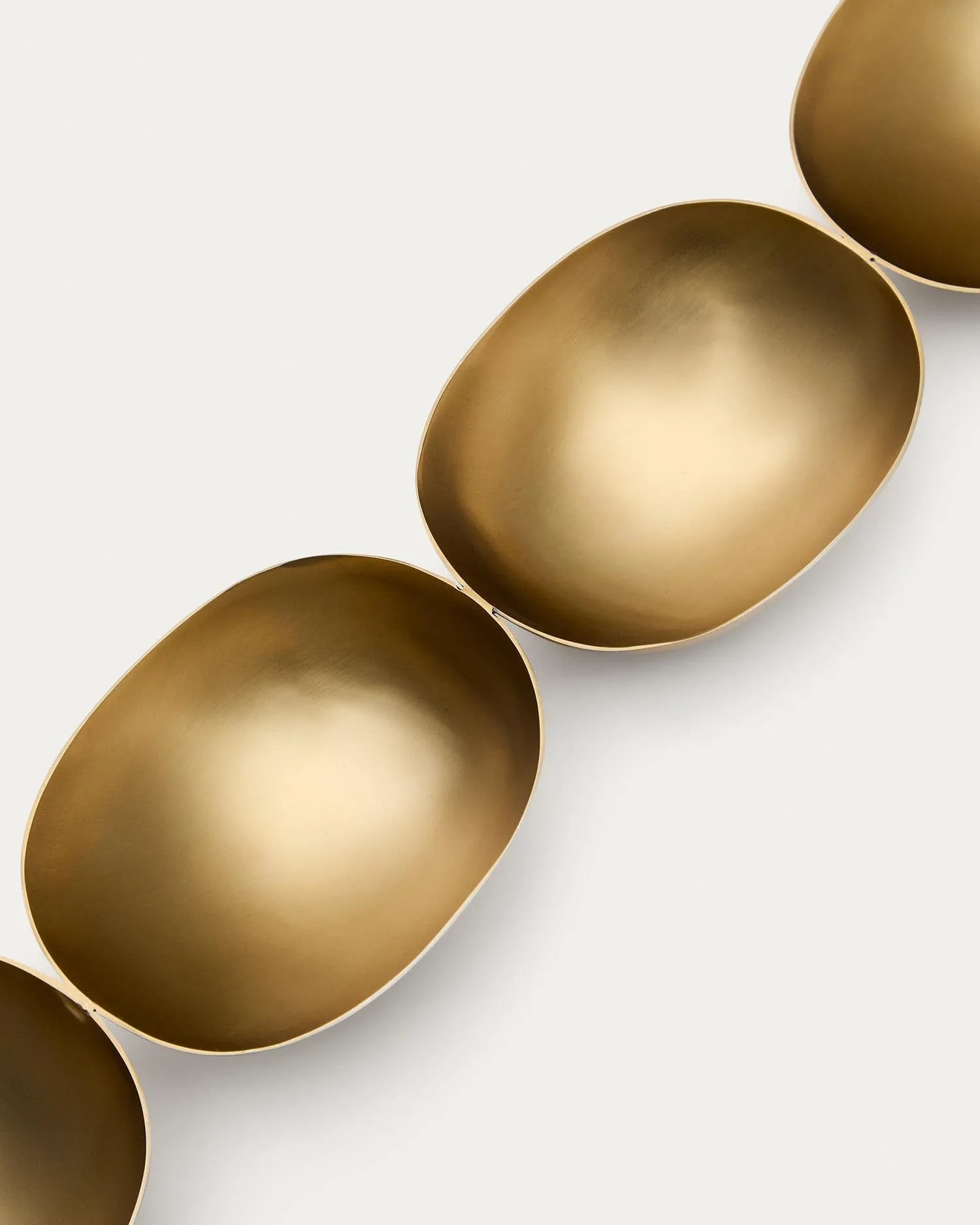 Elegante, goldene Edelstahl-Schüsseln von Kave Home: Funktional, stilvoll und langlebig für jeden Anlass.