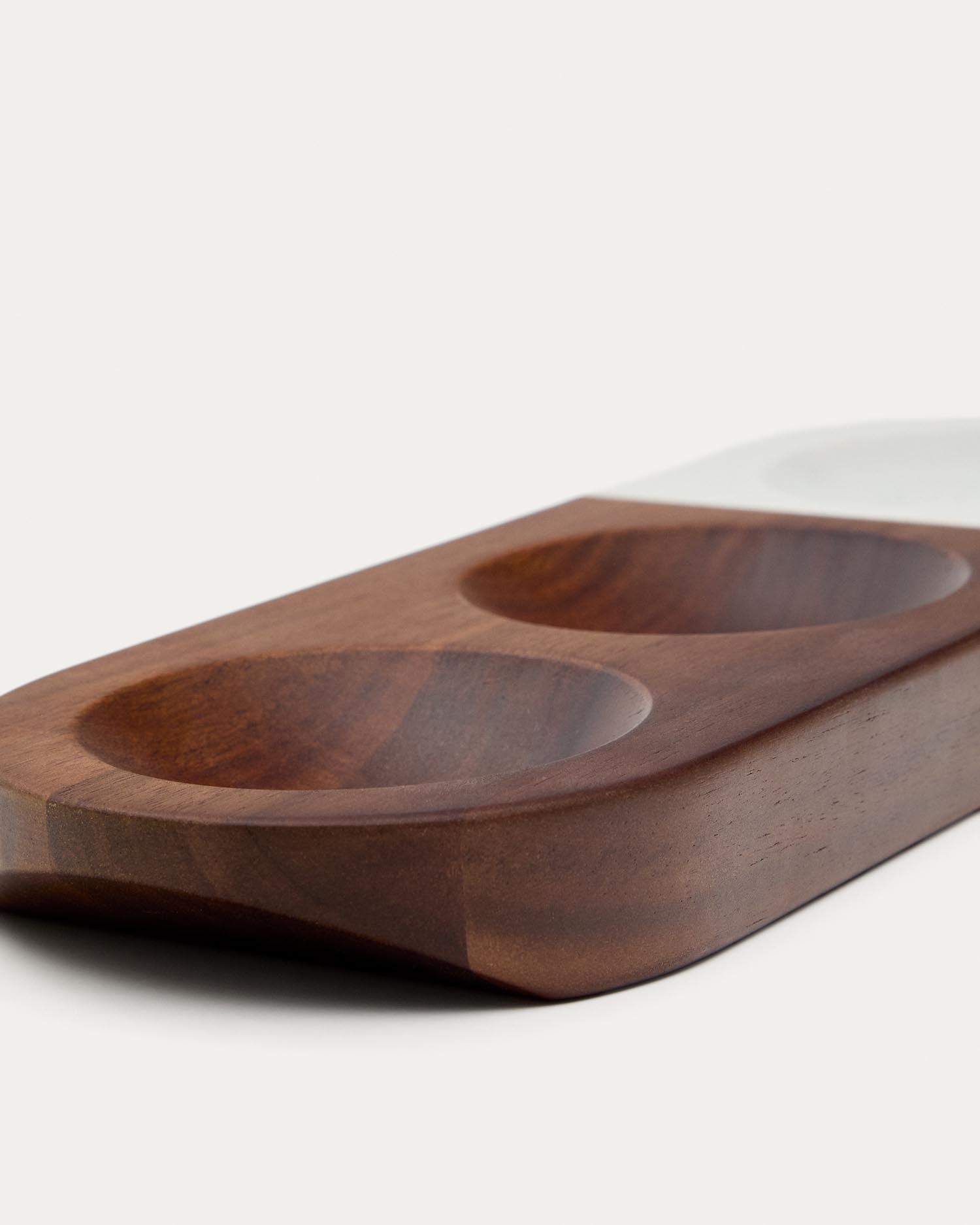 Stilvoller Vorspeisenteller aus FSC-zertifiziertem Akazienholz und weißem Marmor, perfekt für elegantes Anrichten und Servieren.