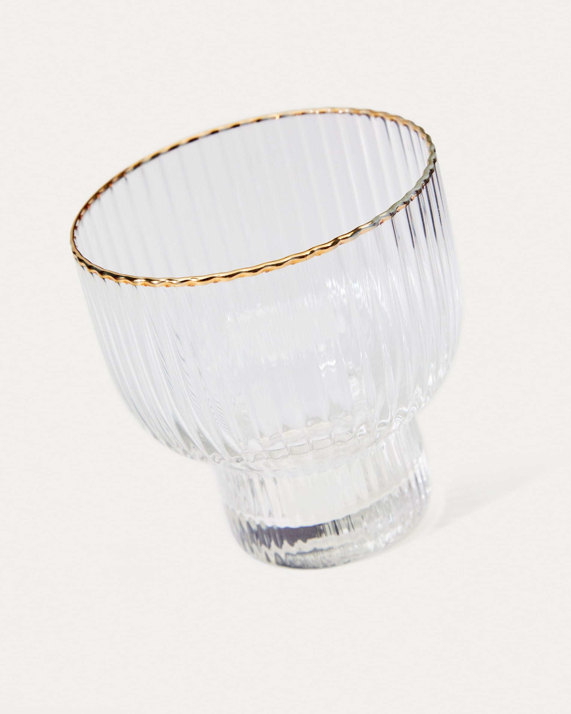 Das Glas Ayan von Kave Home, 23 cl, aus klarem Glas mit goldfarbenem Akzent, ideal für elegante Tischdekorationen.