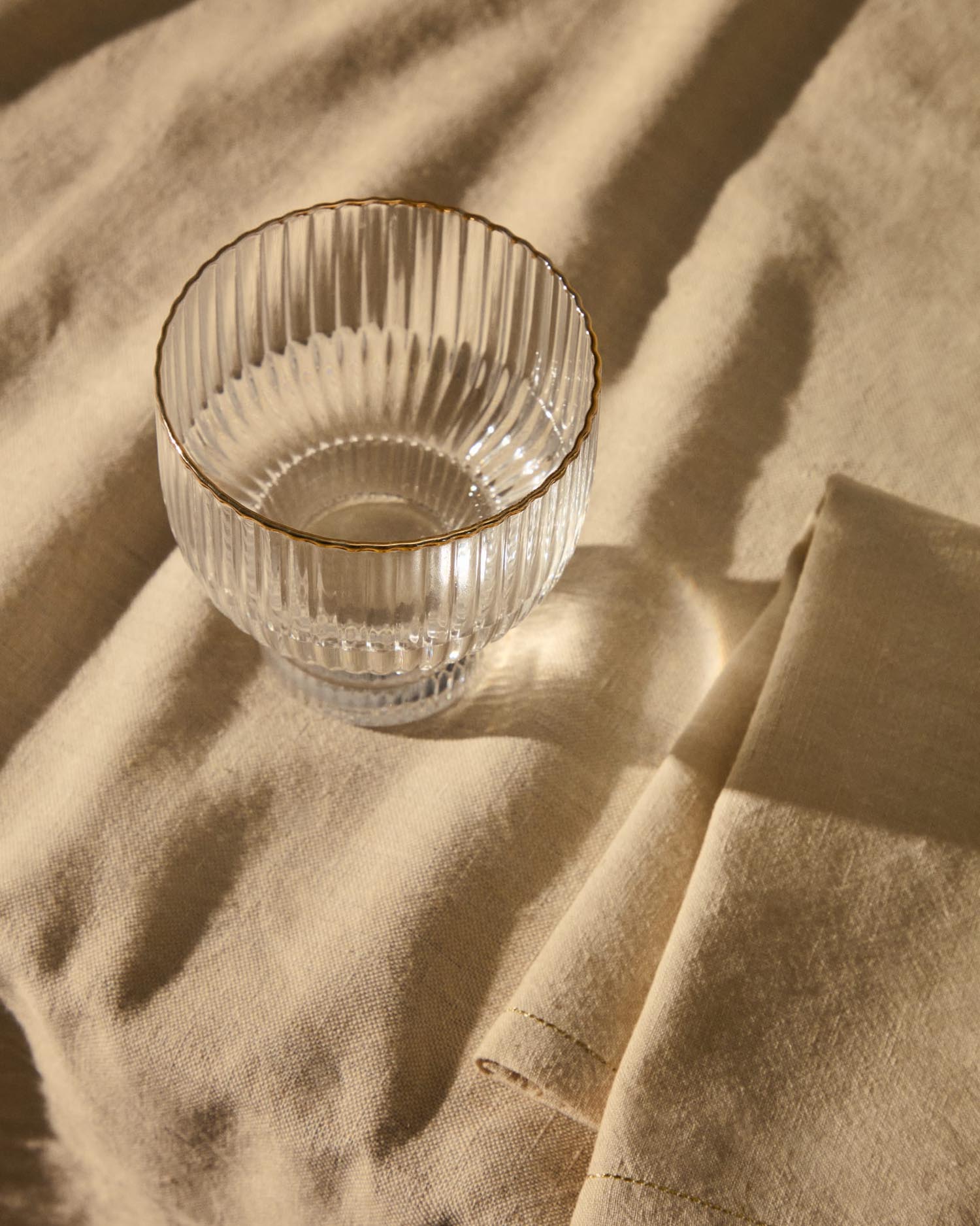 Elegantes Glas Ayan aus klarem Glas mit goldfarbenem Detail, 23 cl, von Kave Home. Perfekt für stilvolle Tischdekoration.