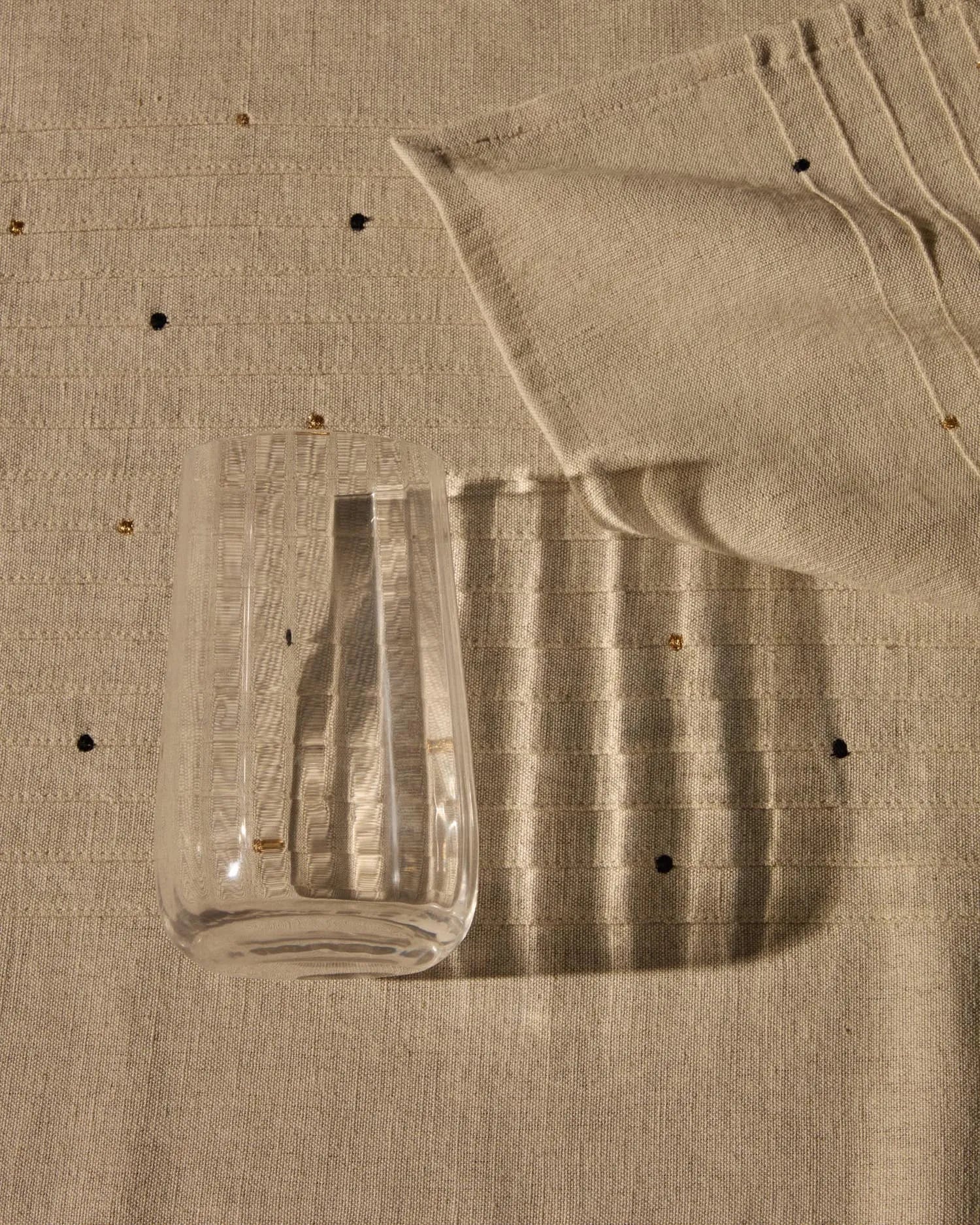 Das transparente Glas Mimba von Kave Home, 46 cl, besticht durch modernes Design und ist ideal für vielseitige Anwendungen.