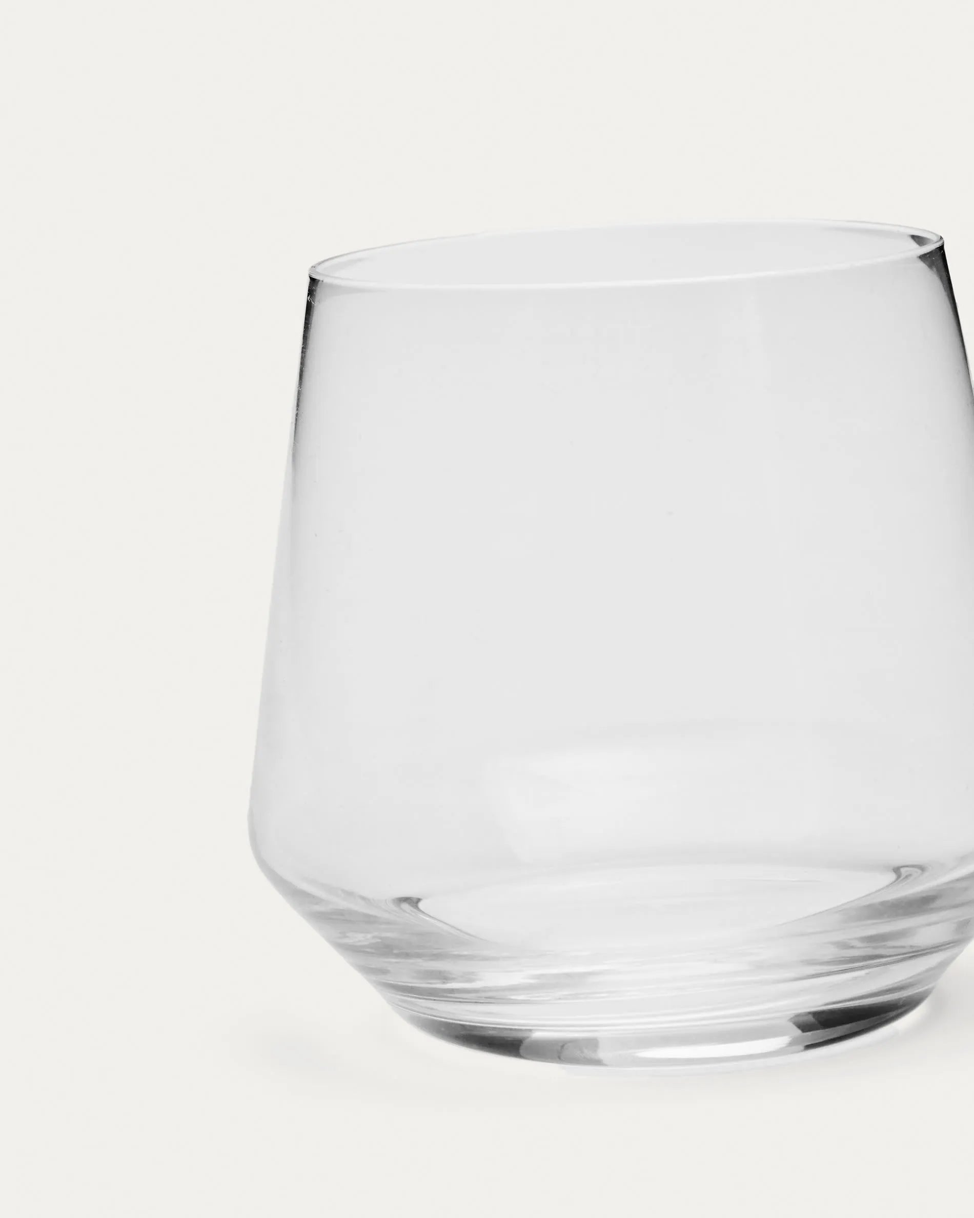 Elegantes 40 cl Glas mit facettiertem Design, ideal für Getränke. Hochwertiges Klarglas für stilvollen Genuss.
