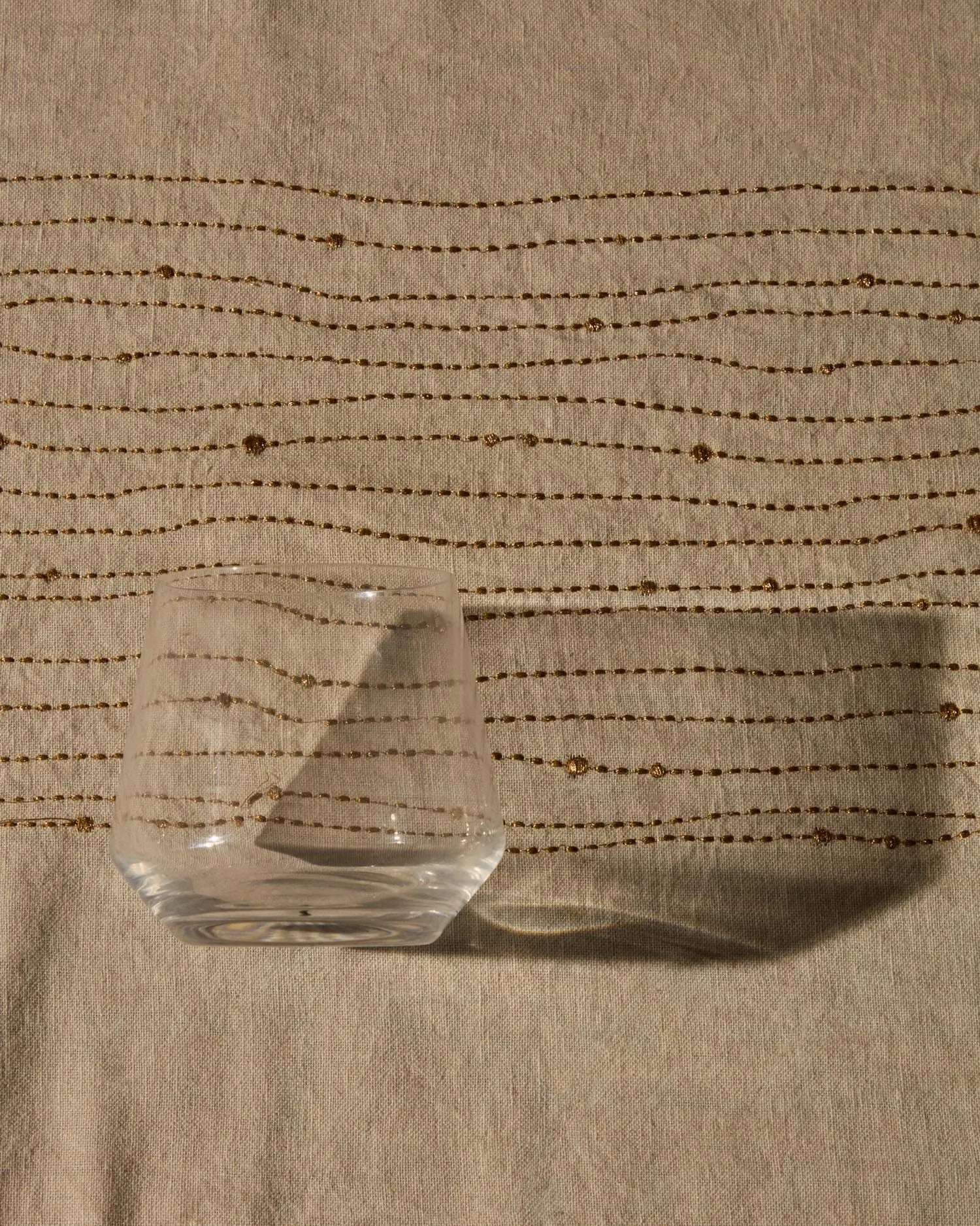 Elegantes 40 cl Glas mit facettiertem Design, ideal für Getränke. Hochwertiges Klarglas für stilvollen Genuss.