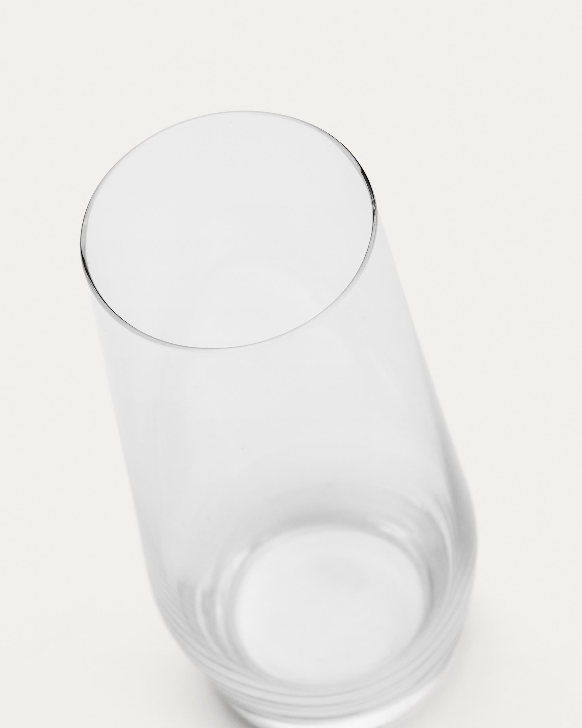 Das Kiro Glas von Kave Home, 55 cl, aus klarem Glas, vereint modernes Design und Praktikabilität für stilvolle Getränkeservierung.
