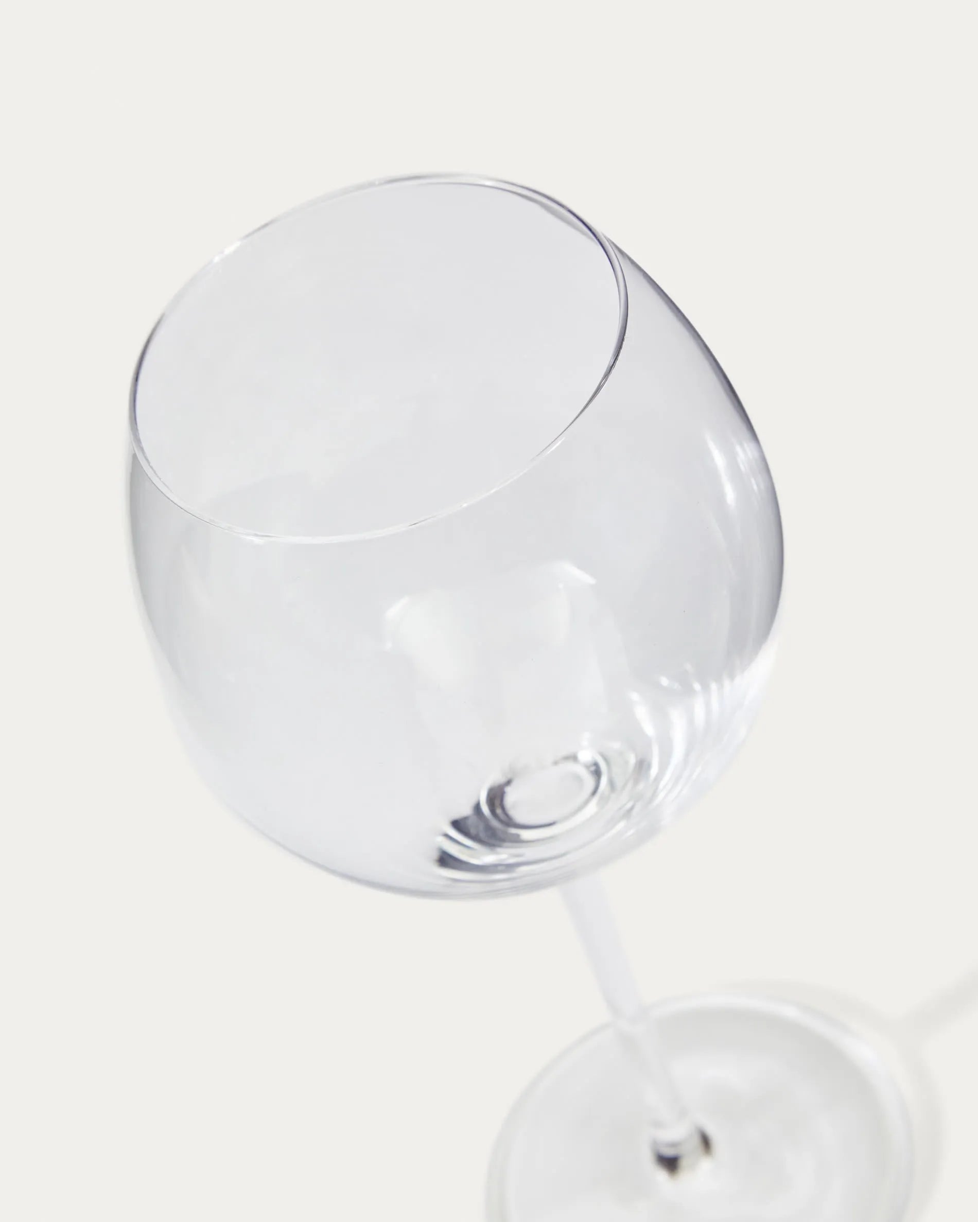 Elegantes Weinglas aus Klarglas, 50 cl, vereint Ästhetik und Funktionalität, ideal für stilvolle Tischdekoration.