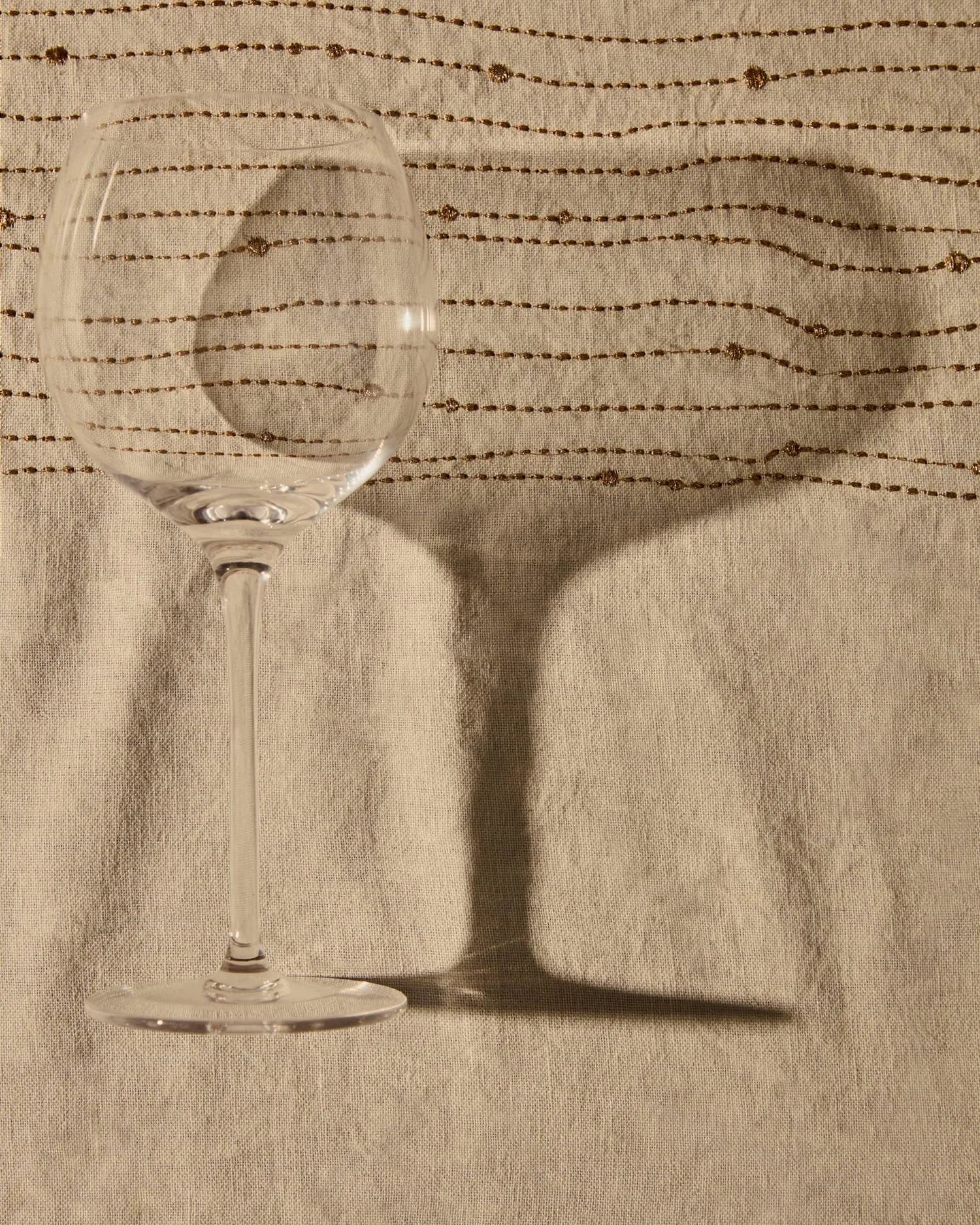 Elegantes Weinglas aus Klarglas, 50 cl, vereint Ästhetik und Funktionalität, ideal für stilvolle Tischdekoration.