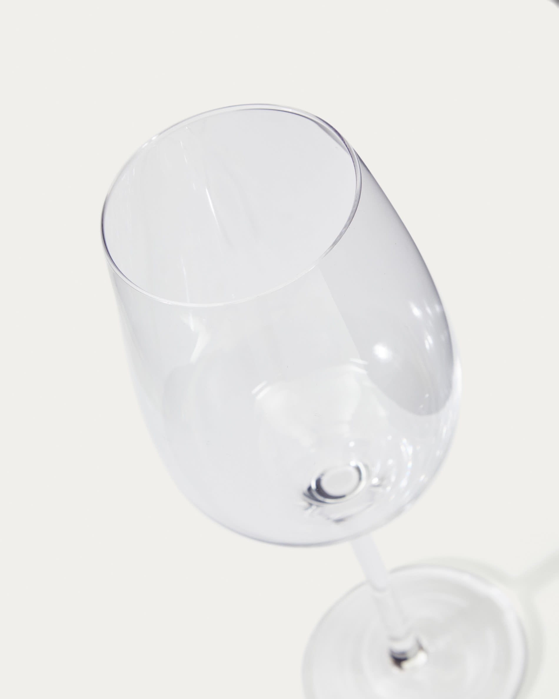 Das Altira Weinglas von Kave Home, 52 cl, aus klarem Glas, vereint modernes Design mit Funktionalität für genussvolle Momente.