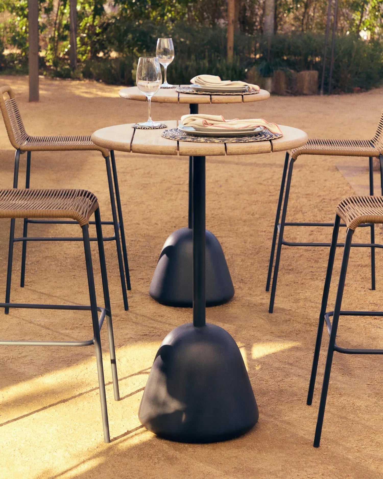 Das Altira Weinglas von Kave Home, 52 cl, aus klarem Glas, bietet elegantes Design und Funktionalität für stilvollen Weingenuss.