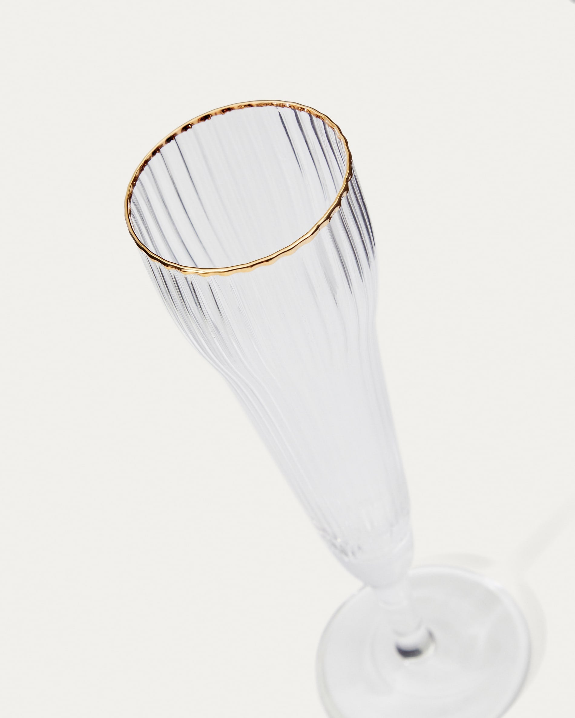 Das Ayan Sektglas aus Klarglas mit goldfarbenem Akzent, 19 cl, bietet stilvolle Eleganz für festliche Anlässe und edle Tischgestaltung.
