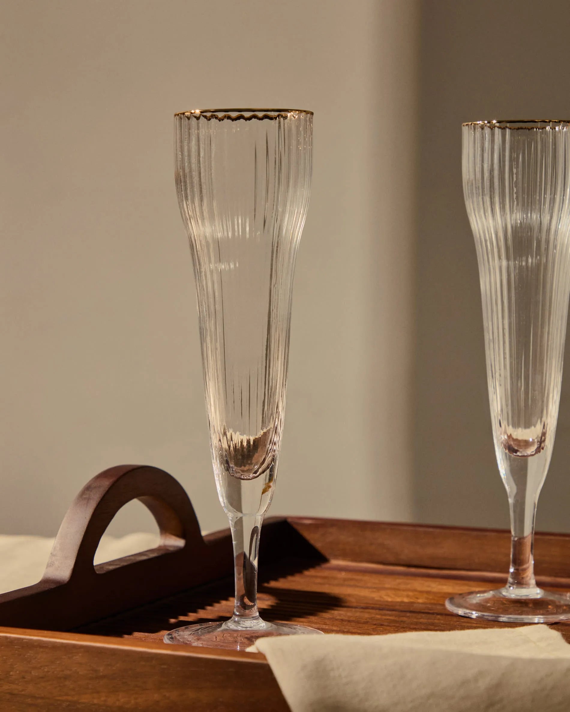 Elegantes Sektglas aus Klarglas mit goldfarbenem Rand, 19 cl, ideal für festliche Anlässe und stilvolle Präsentationen.