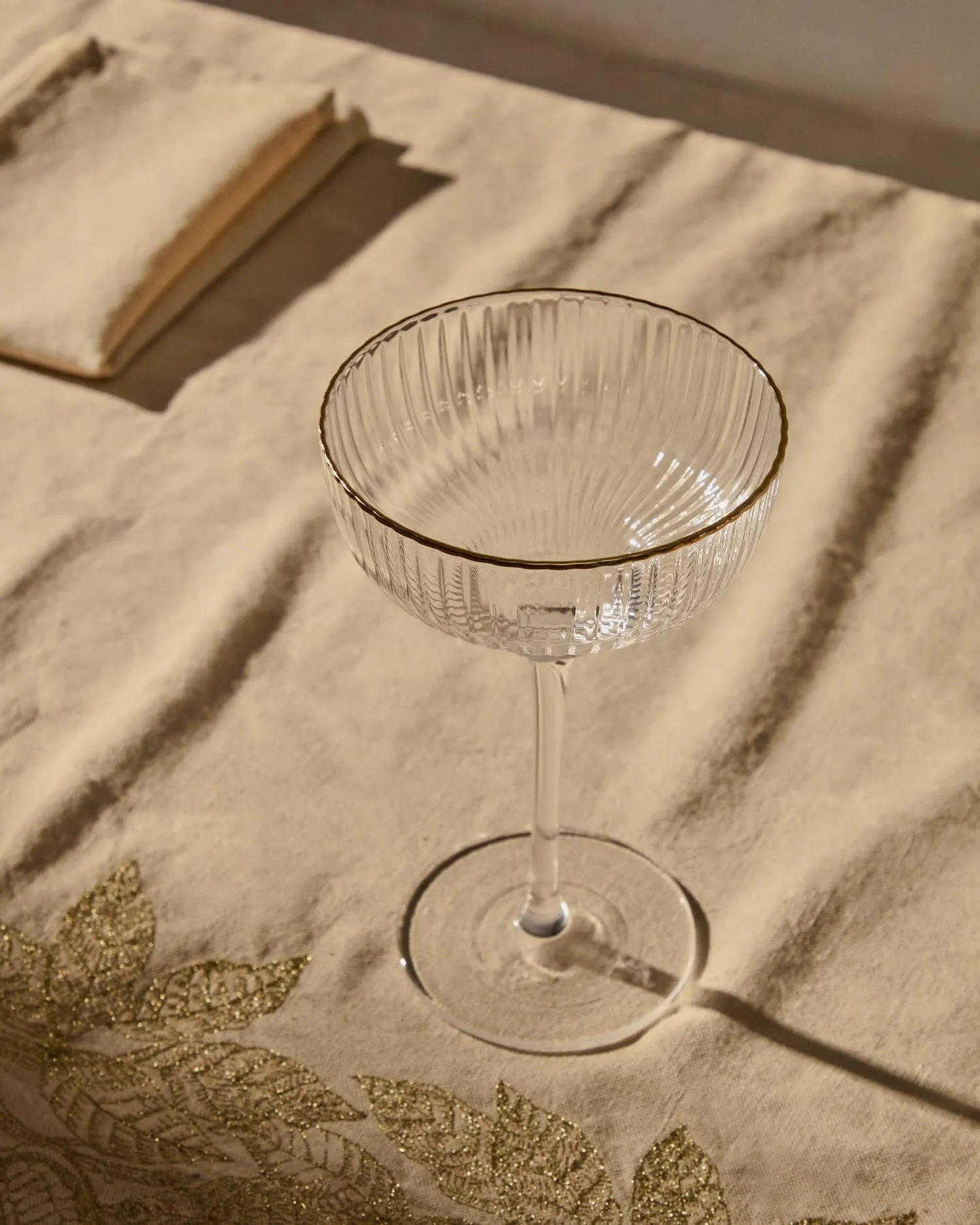 Elegantes Sektglas mit goldfarbenem Rand, 28 cl, aus Klarglas. Perfekt für stilvolle Anlässe.
